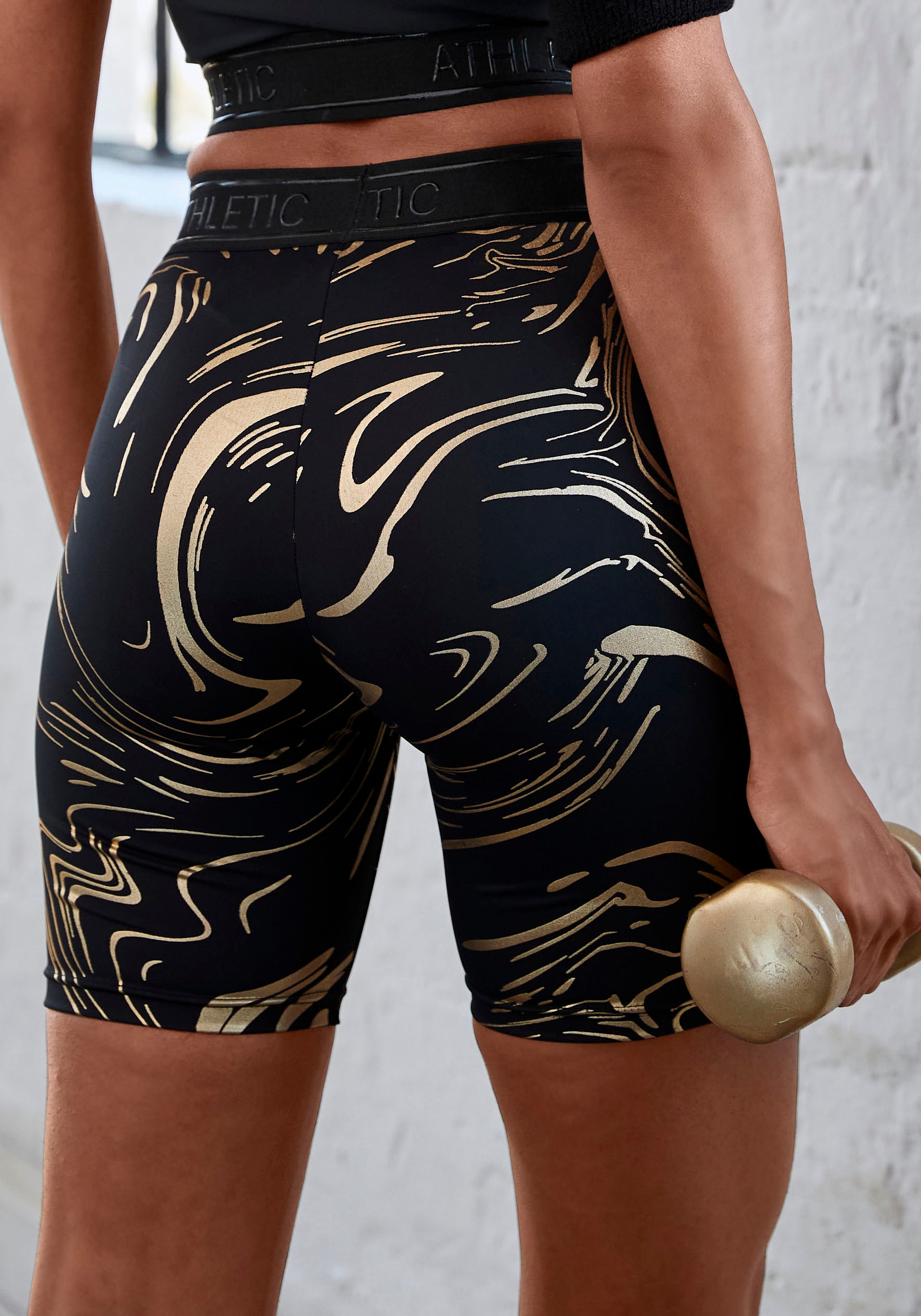 LASCANA ACTIVE Funktionsshorts, Radlerhose mit glänzendem 3D Schriftzug auf dem Bund