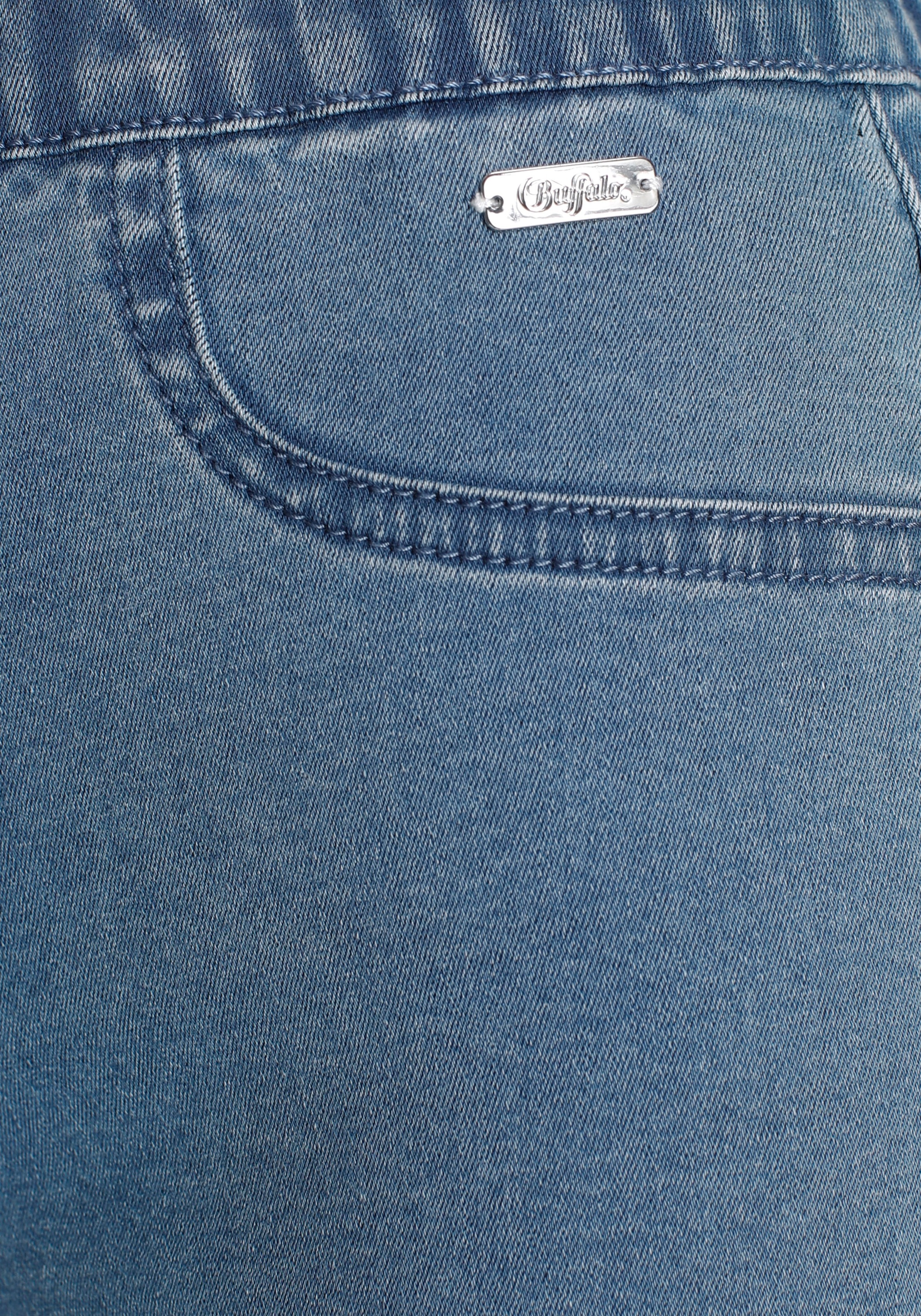 Buffalo Bermudas, im elastischem Denim mit zwei Gesässtaschen