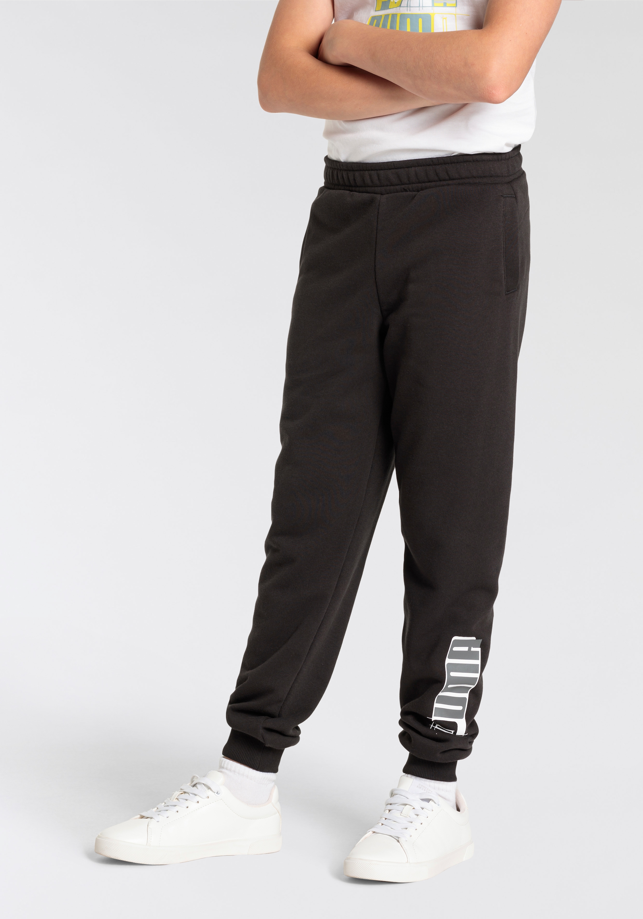 PUMA Jogginghose »ESS+ LOGO LAB SWEATPANTS TR CL B« für Jugendliche, aus Baumwollmischung, mit Eingrifftaschen