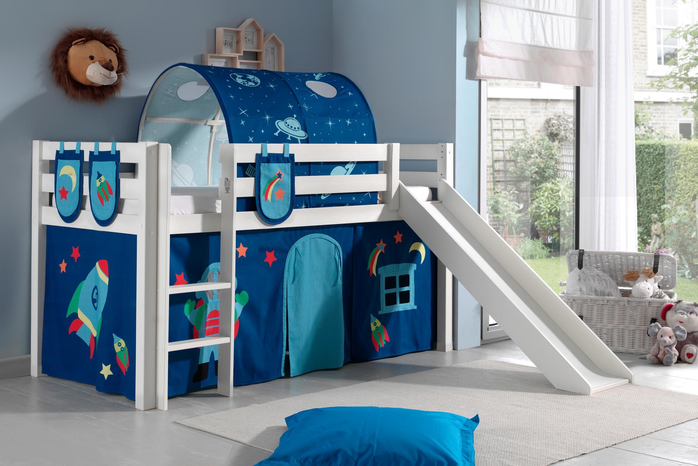Vipack Hochbett »Pino, Spielbett massiv Kiefer, stabil gebaut, 3 Korpusfarben zur Wahl« inkl. Rolllattenrost, Leiter und Absturzschutz, mit oder ohne Rutsche, Textil-Set "Astronaut", inkl. Vorhang, mit oder ohne Tunnel