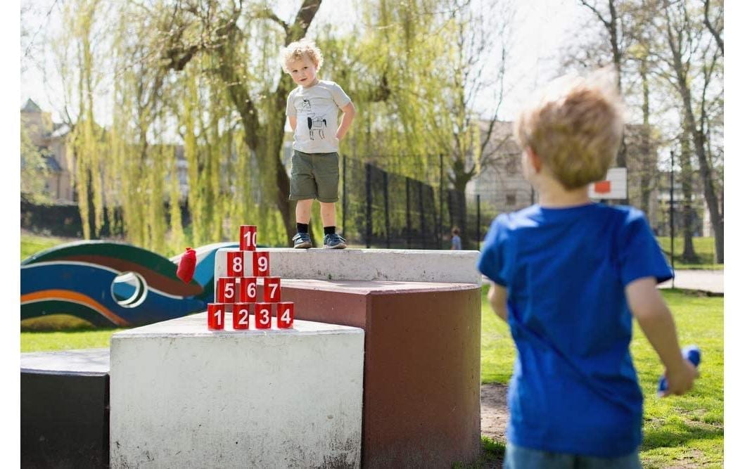 Spiel »Büchsenwerfen rot mit Zahlen«
