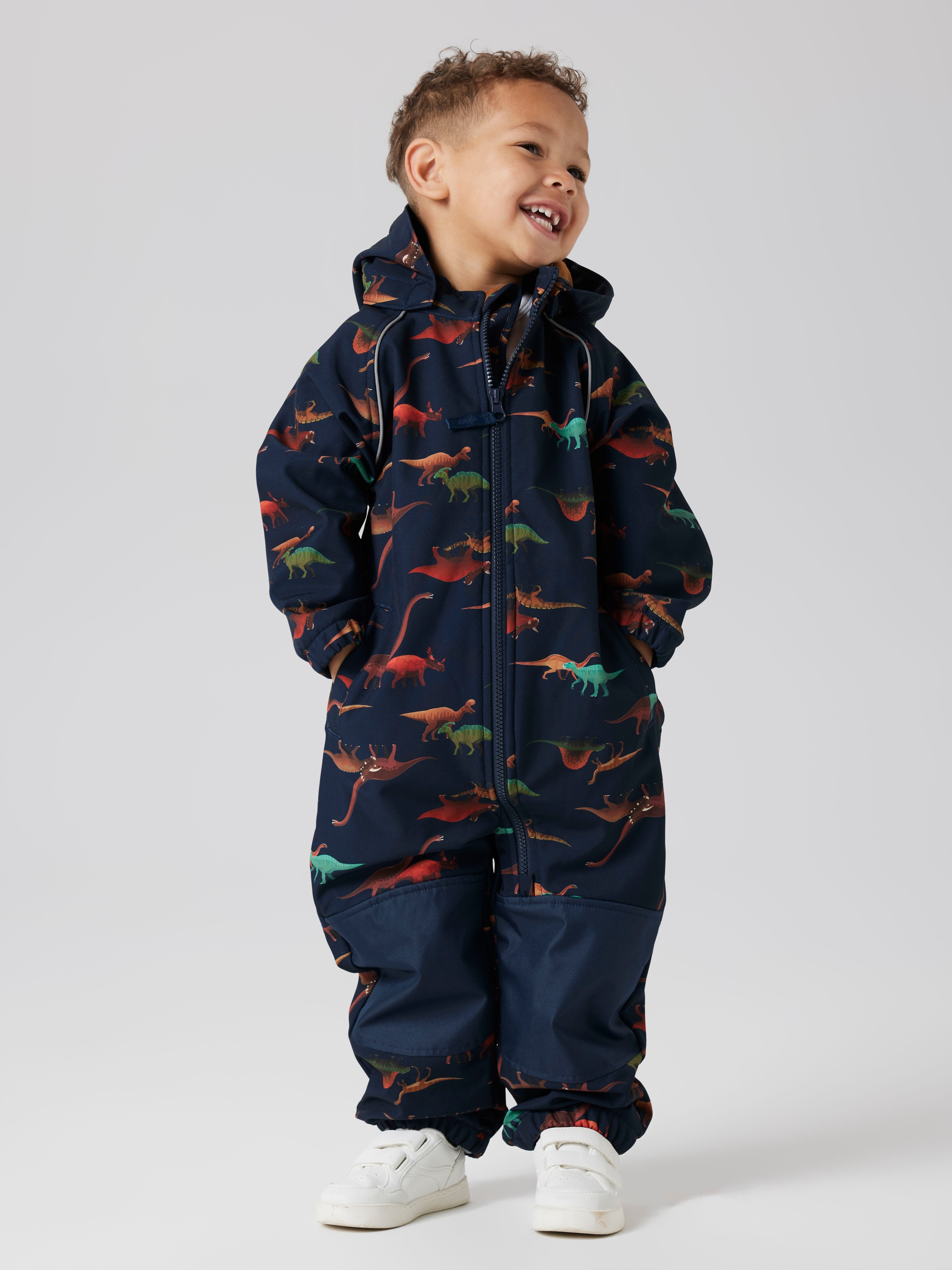 Name It Overall »NMMALFA08 SOFTSHELL SUIT AOP 1FO NOOS« mit dekorativen und reflektierenden Details