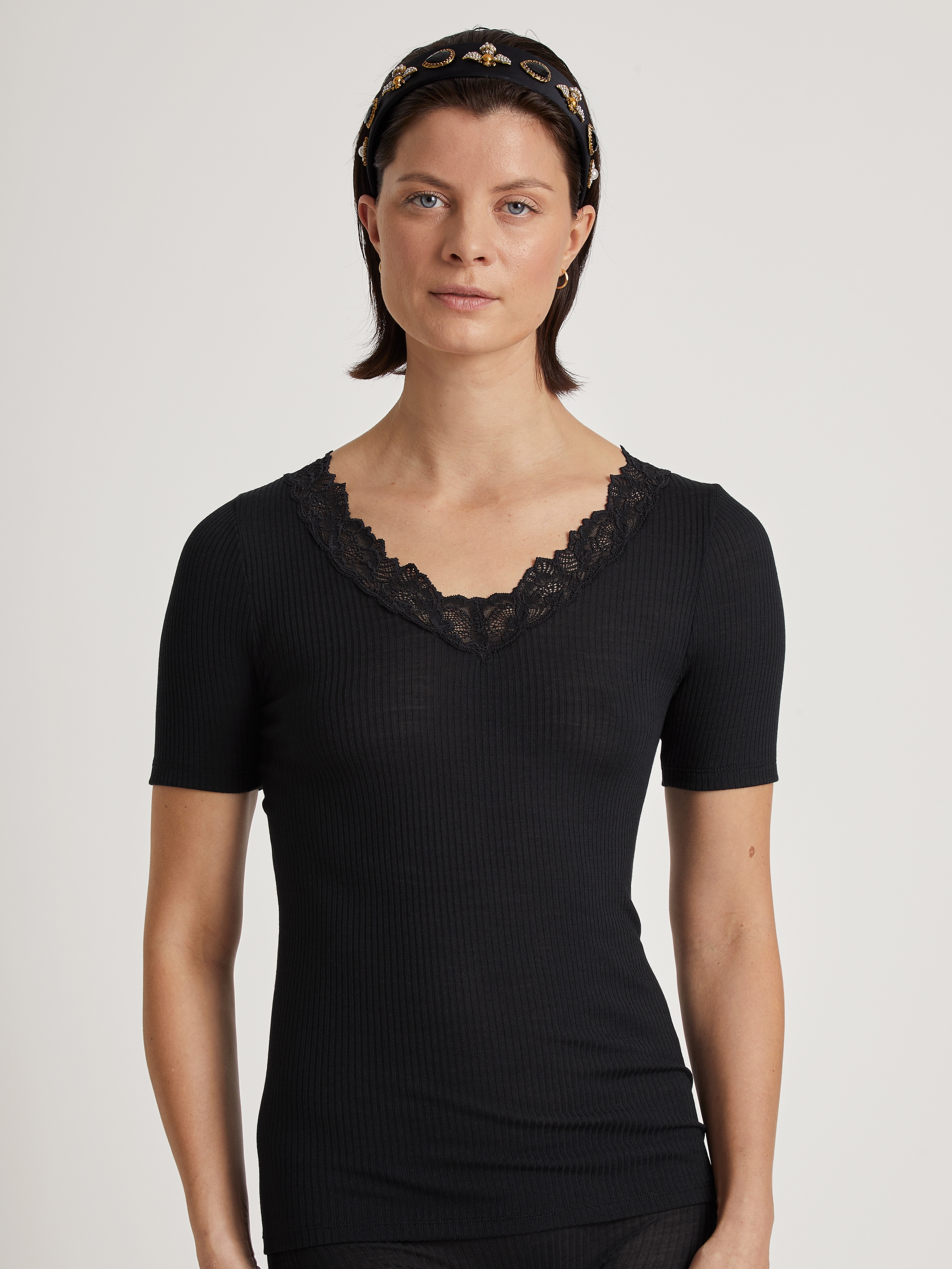CALIDA Kurzarmshirt »Silky Wool Joy«, florale Spitze, V-Ausschnitt, Feinripp-Qualität, wärmend, weich