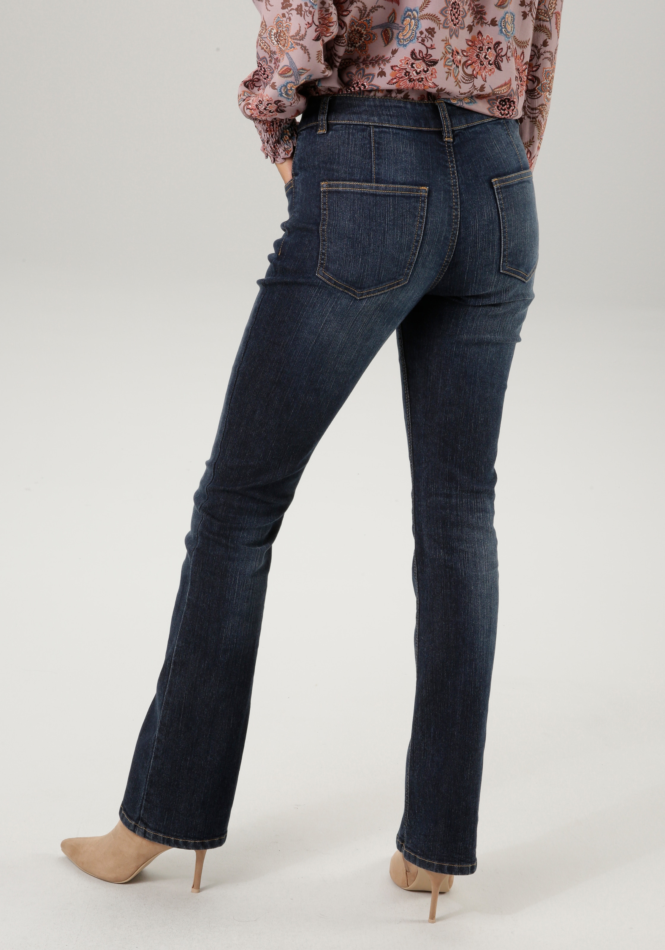 Aniston CASUAL Bootcut-Jeans, mit dekorativem Knopfverschluss