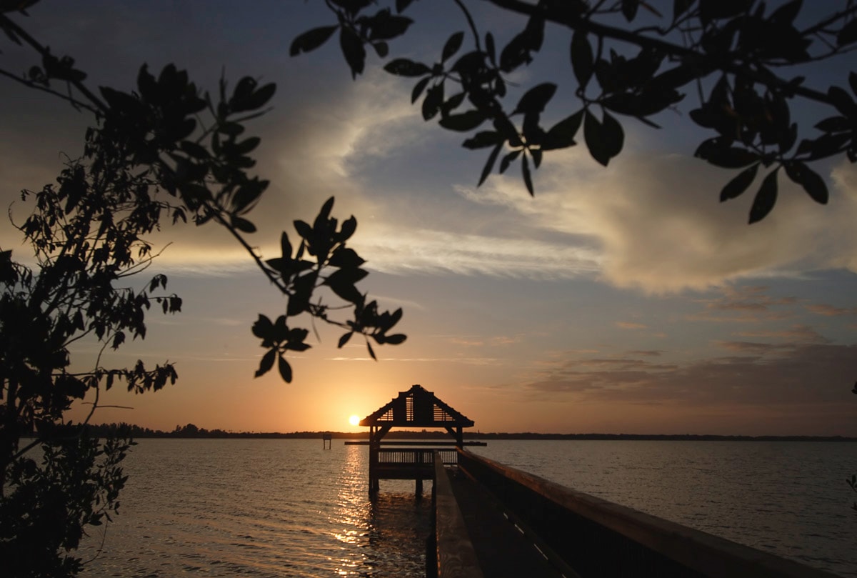 Papermoon Fototapete »Steg im Wasser«