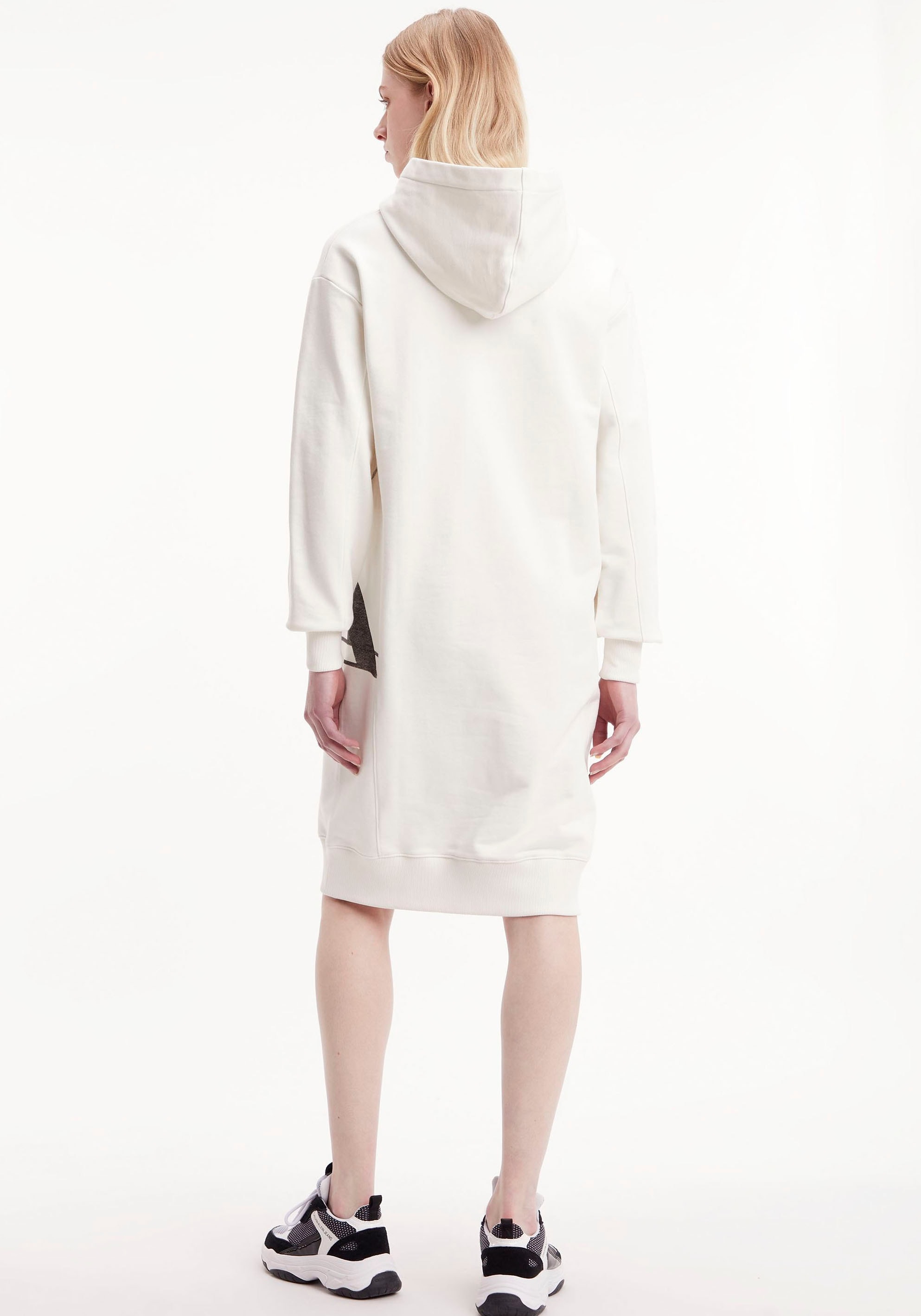Sweatkleid online kaufen Monogramm-Print Calvin Klein DRESS«, mit HOODIE CK »LIGHTBOX vorne Jeans | Jelmoli-Versand grossem Klein Calvin