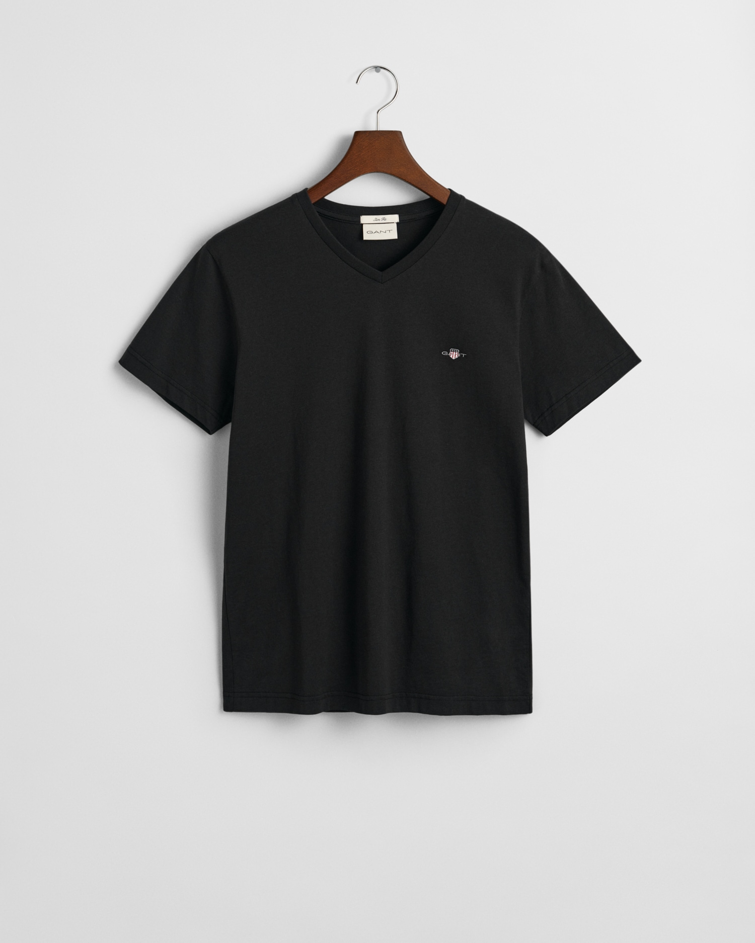 Gant T-Shirt »SLIM SHIELD V-NECK T-SHIRT«, mit einer kleinen Logostickerei auf der Brust