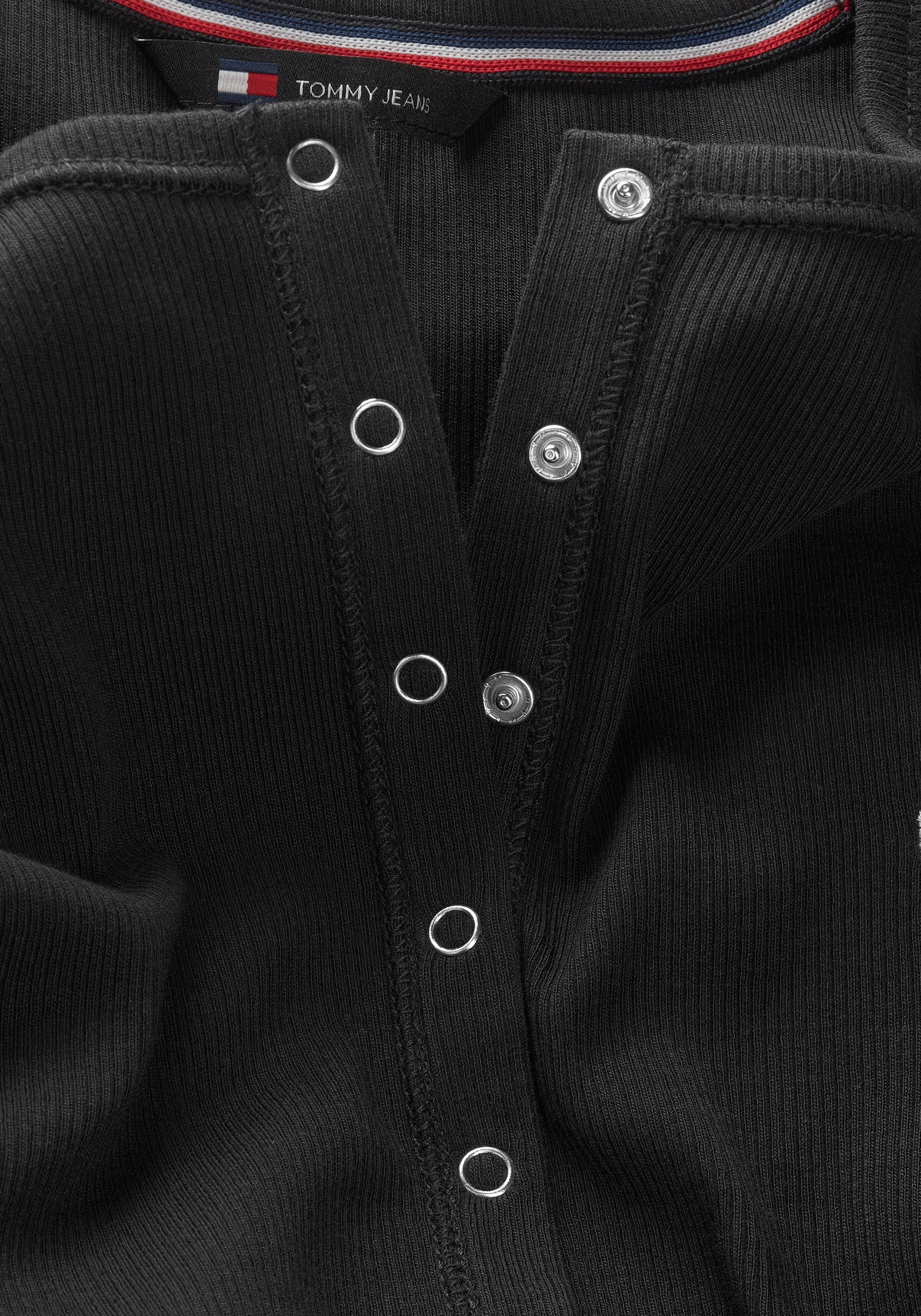Tommy Jeans Langarmshirt »TJW CRP HENLEY TOP LS«, in modischer Cropped Form
