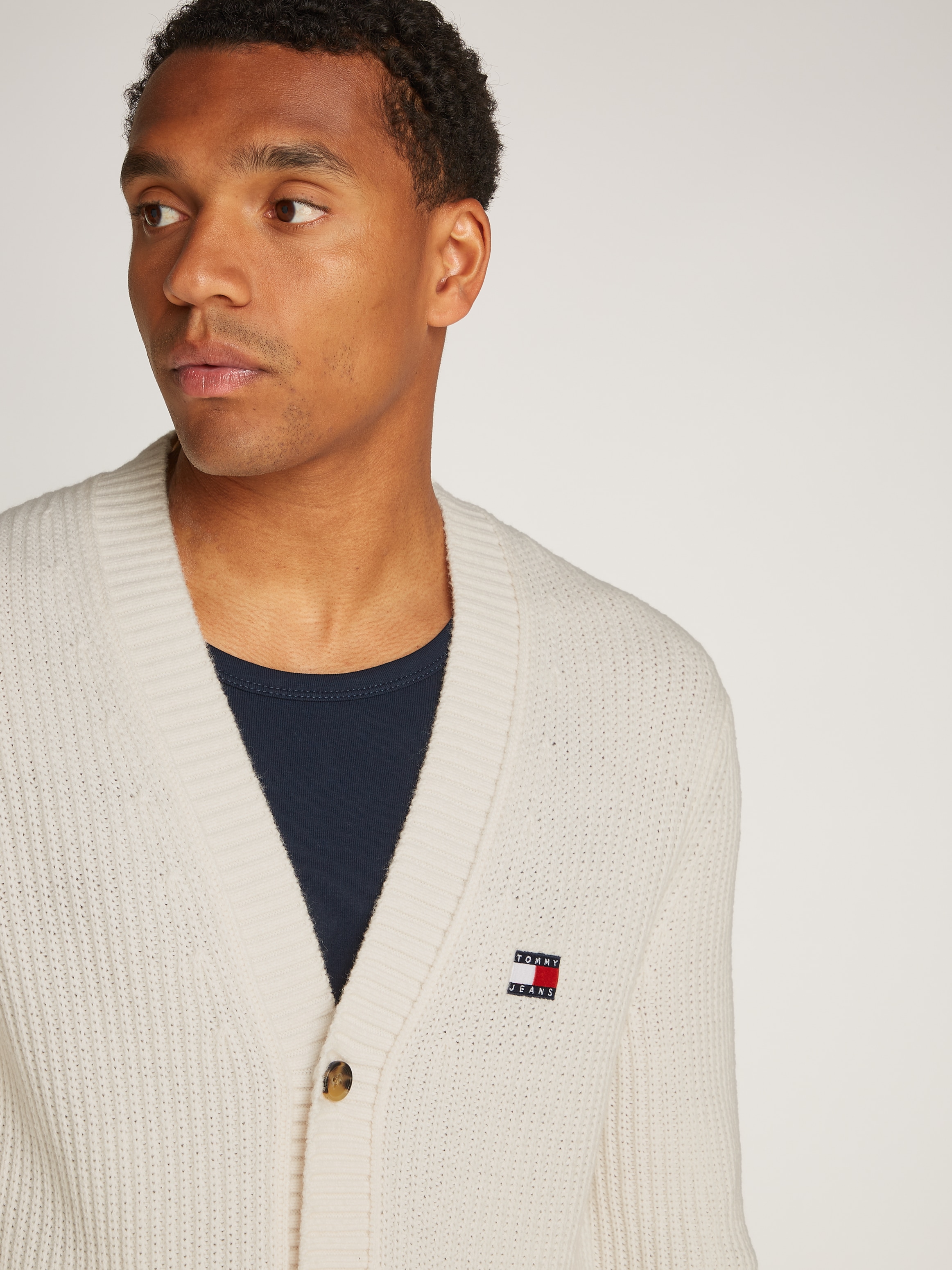 Tommy Jeans Cardigan »TJM REG JERSEY STITCH CARDI«, mit Logostickerei