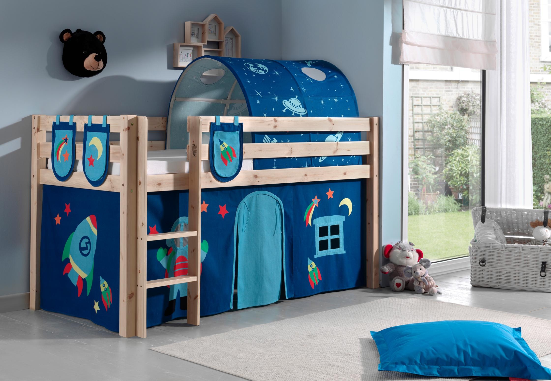 Vipack Hochbett »Pino, Spielbett massiv Kiefer, stabil gebaut, 3 Korpusfarben zur Wahl« inkl. Rolllattenrost, Leiter und Absturzschutz, mit oder ohne Rutsche, Textil-Set "Astronaut", inkl. Vorhang, mit oder ohne Tunnel
