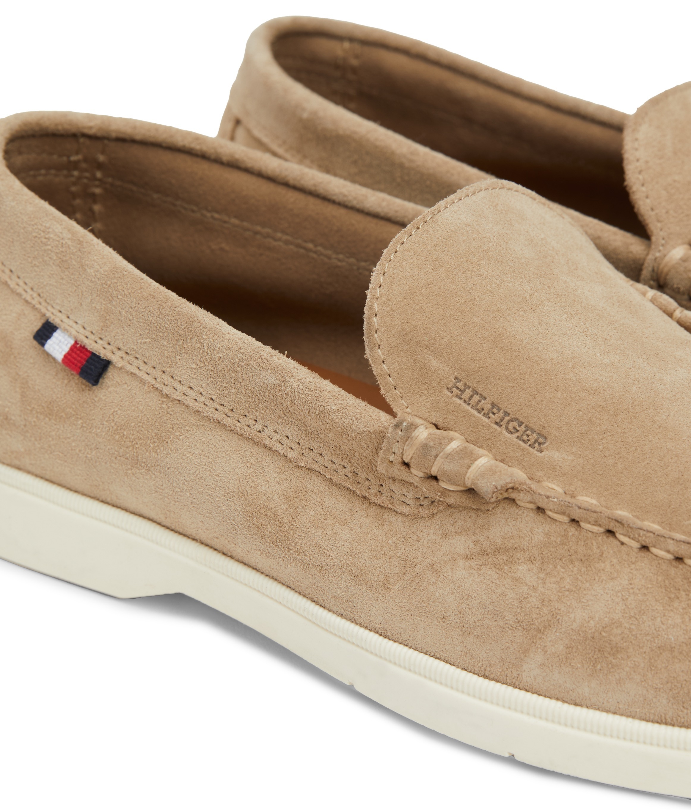 Tommy Hilfiger Slipper »HILFIGER CASUAL SUEDE LOAFER«, Businessmode, Schlupfschuh, Freitzeitschuh mit seitlicher Logoflag