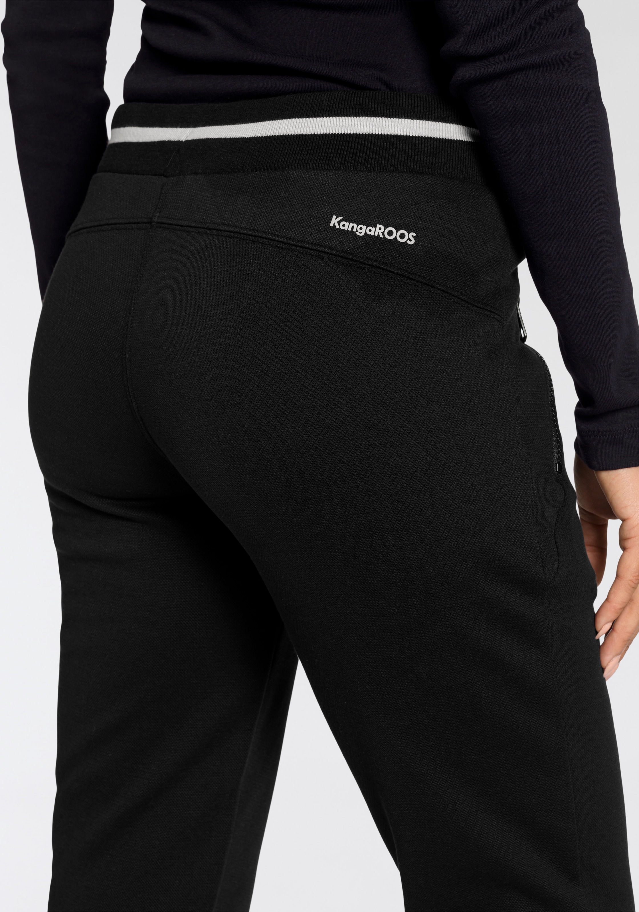 KangaROOS Jerseyhose, mit Piquee-Struktur und Streifen-Detail