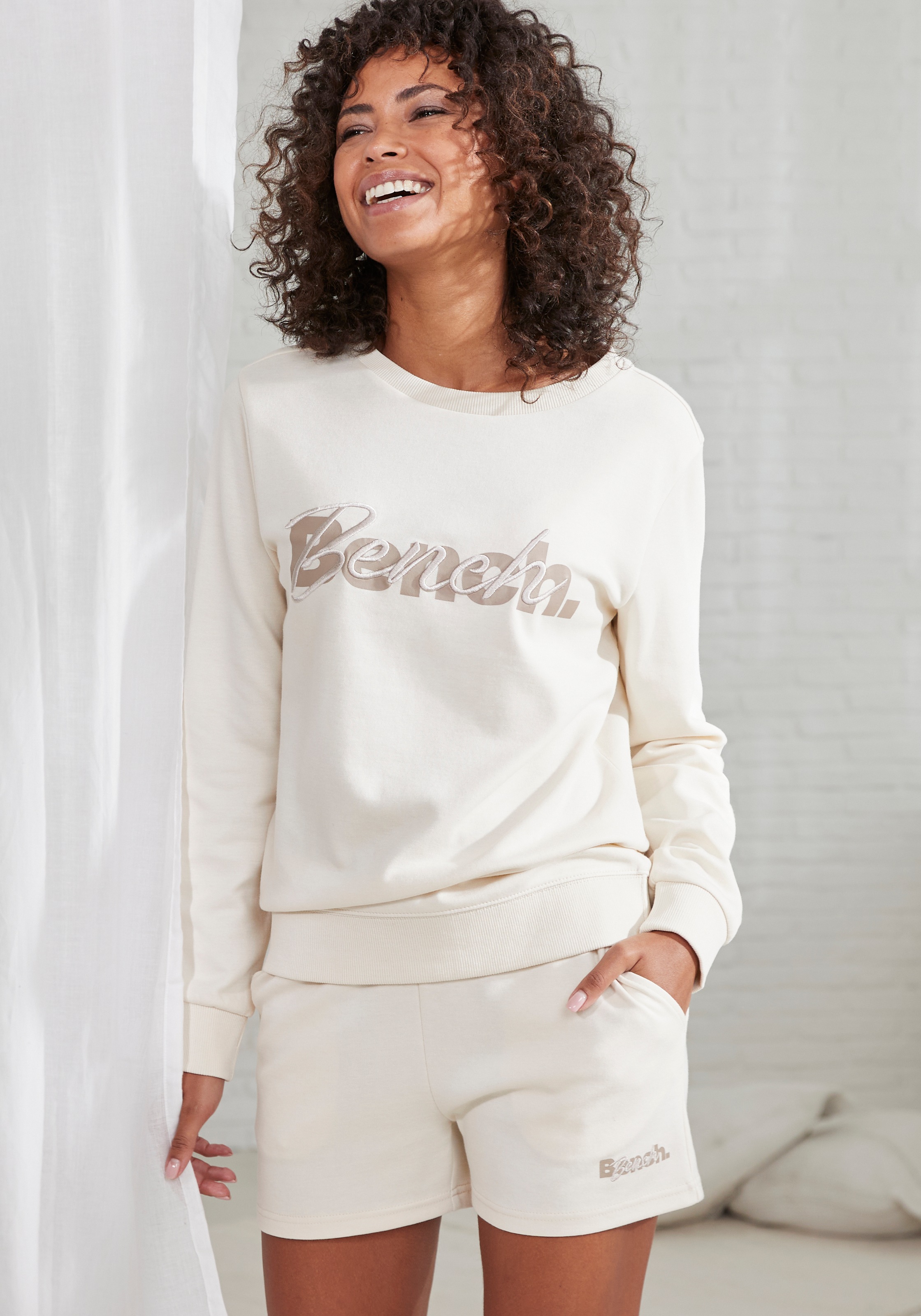 Bench. Loungewear Sweatshirt, mit Logodruck und Stickerei, Loungeanzug  online bestellen bei Jelmoli-Versand Schweiz