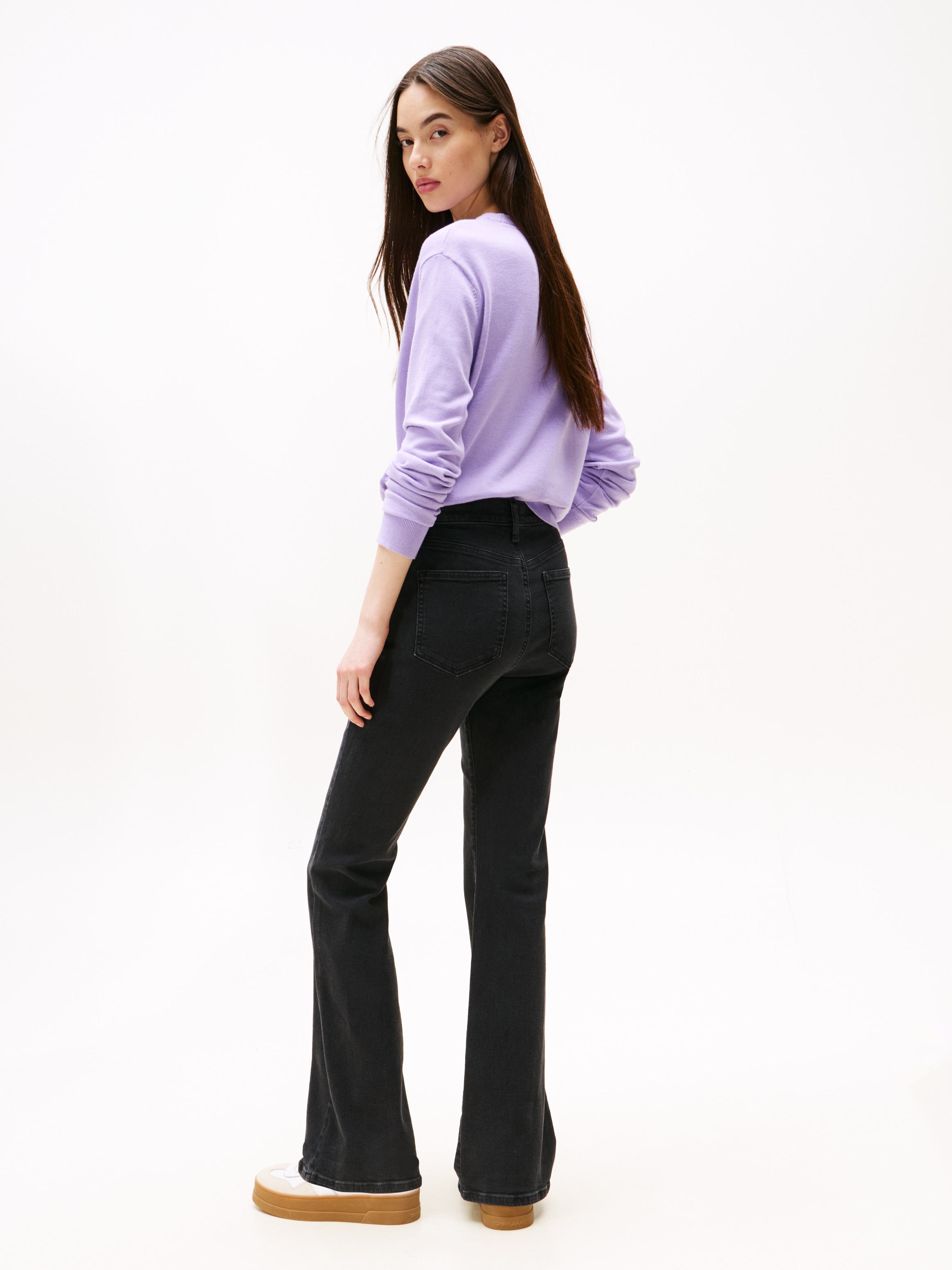 Tommy Jeans Bootcut-Jeans »SYLVIA HGH FLR«, Weite Beinform und Logo Stickerei auf der Gesässtasche