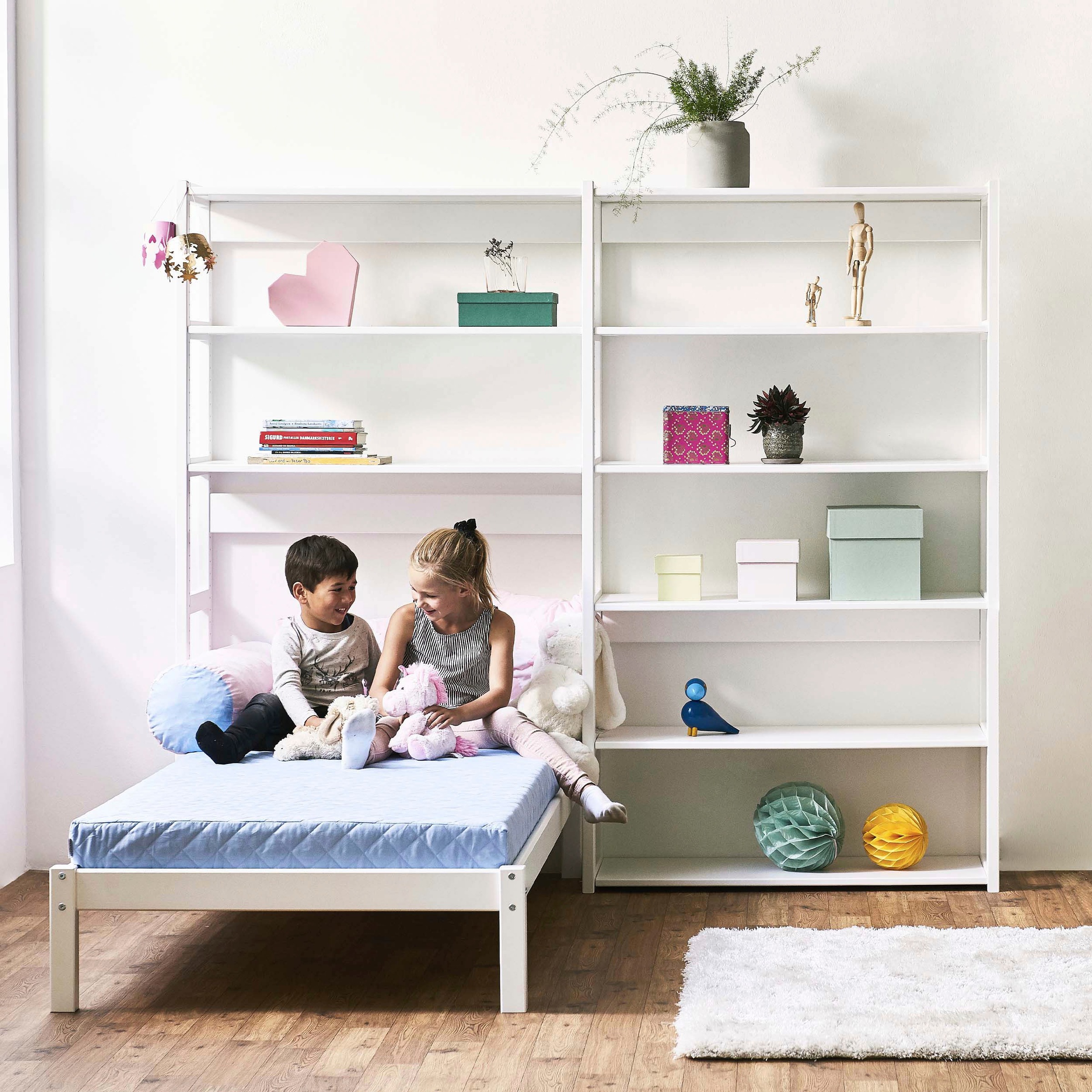 Hoppekids Jugendzimmer-Set »STOREY«, (Set, 16 tlg., Kinderbett, Rollrost, Schaummatratze, Regalsystem, 8 Einlegeböden)
