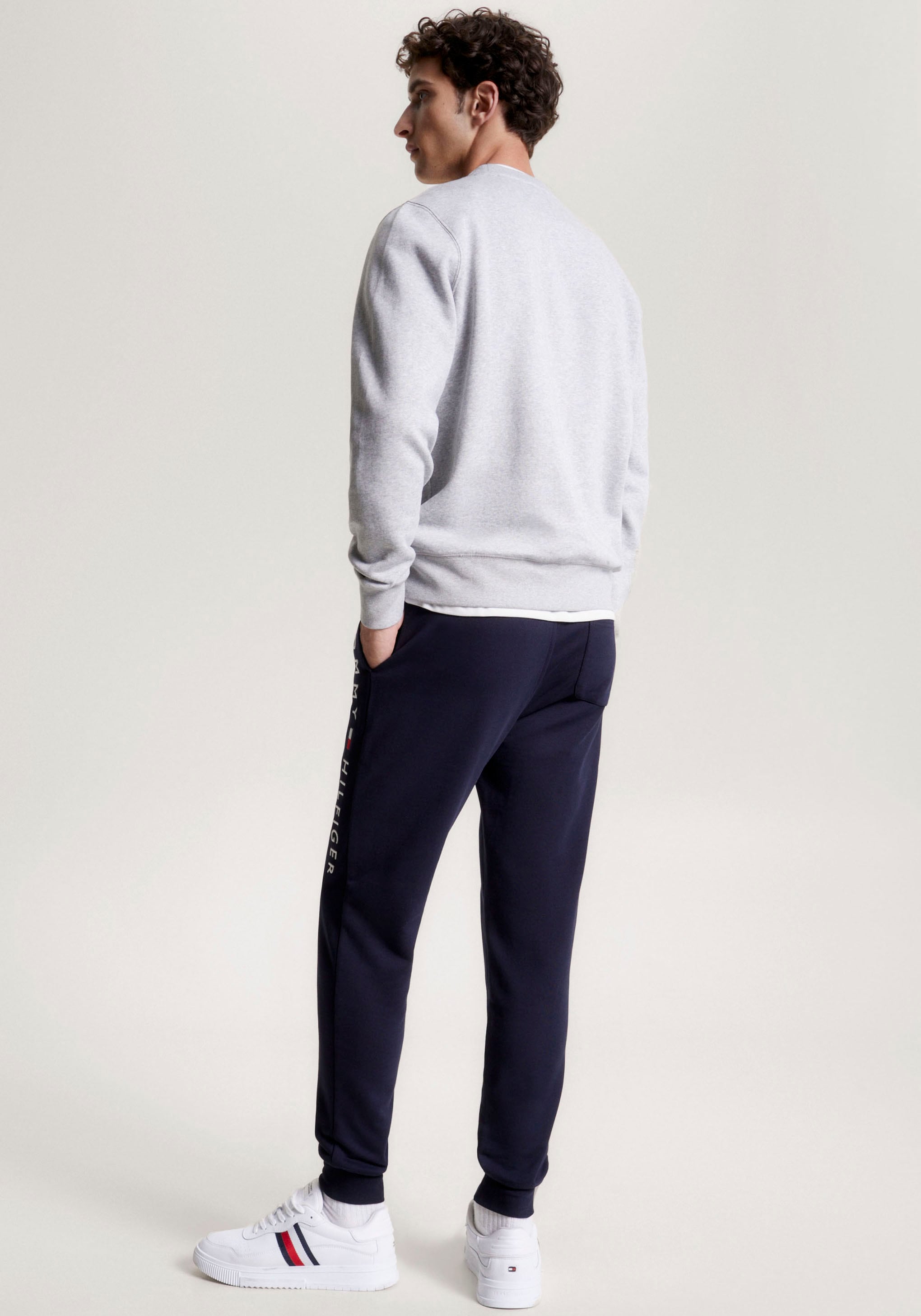 Tommy Hilfiger Sweatshirt »TOMMY LOGO SWEATSHIRT mit Rundhals und Stickerei«, unifarben, casual, regular fit, Baumwollmix, Rundhals
