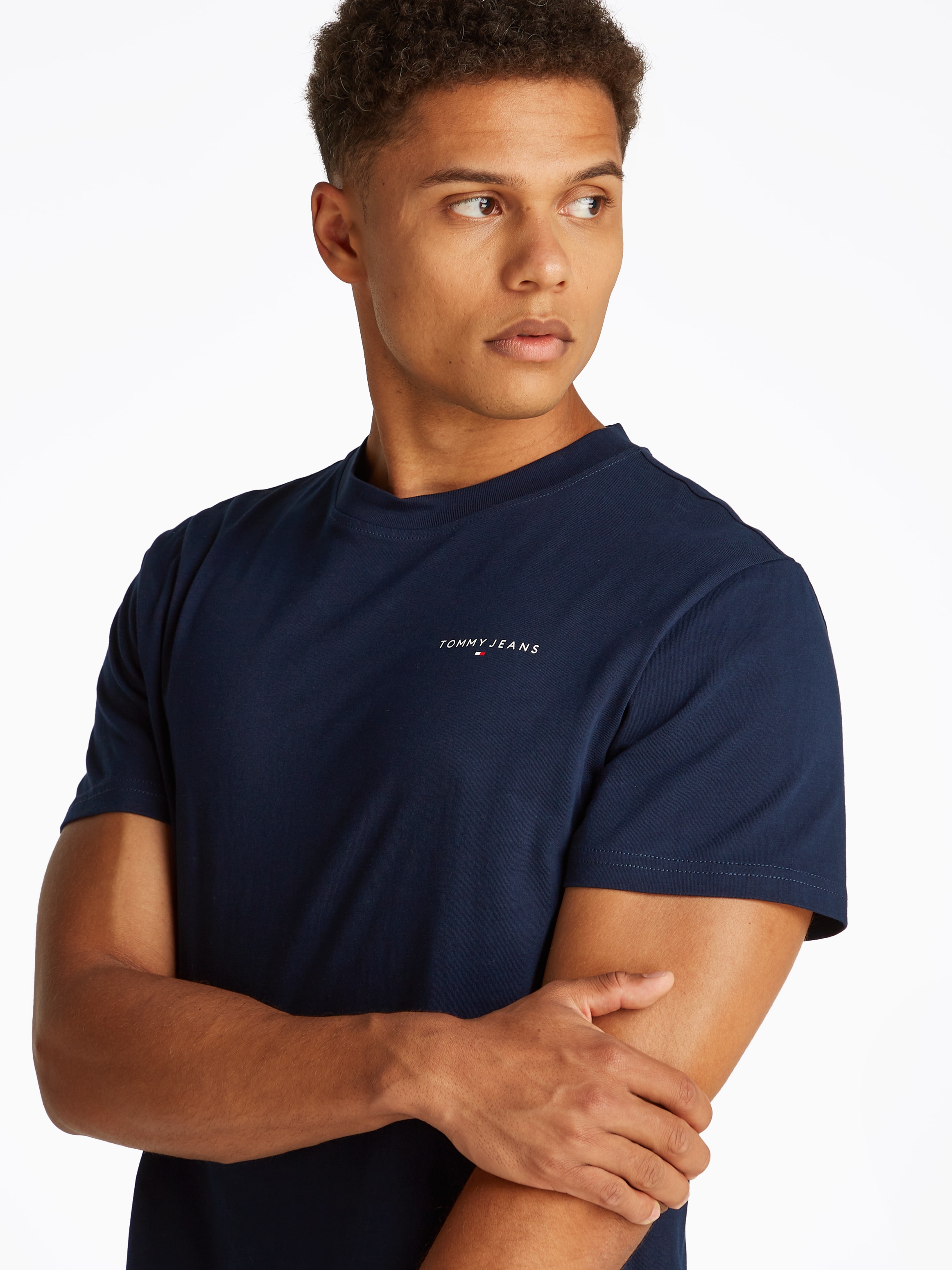 Tommy Jeans T-Shirt »TJM SLIM LINEAR CHEST SS TEE EXT«, mit Logodruck