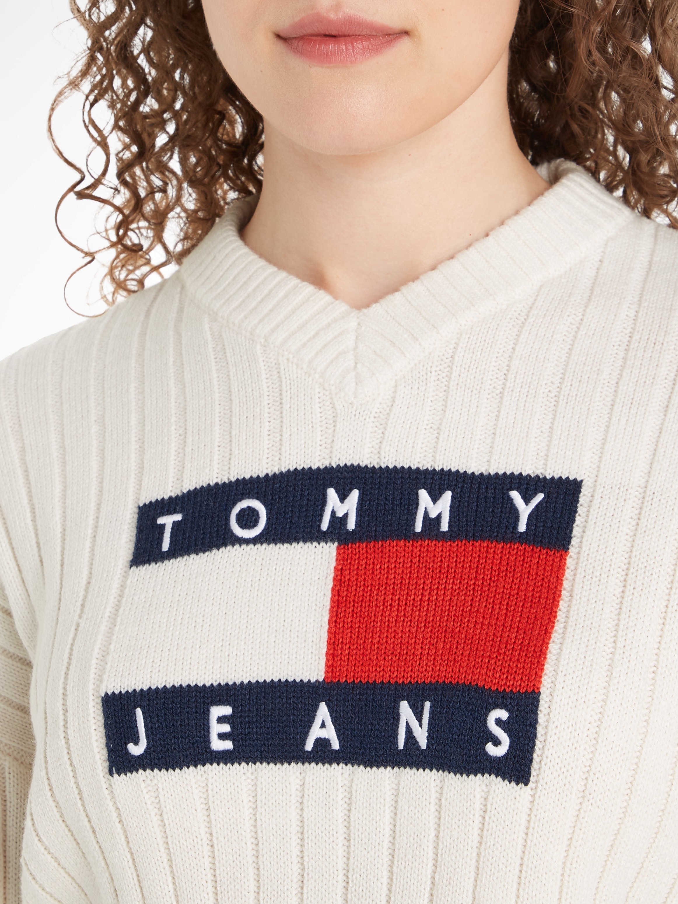 Tommy Jeans Strickpullover »TJW VNCK CENTER FLAG SWEATER EXT«, mit Tommy Jeans Center Logo-Flag