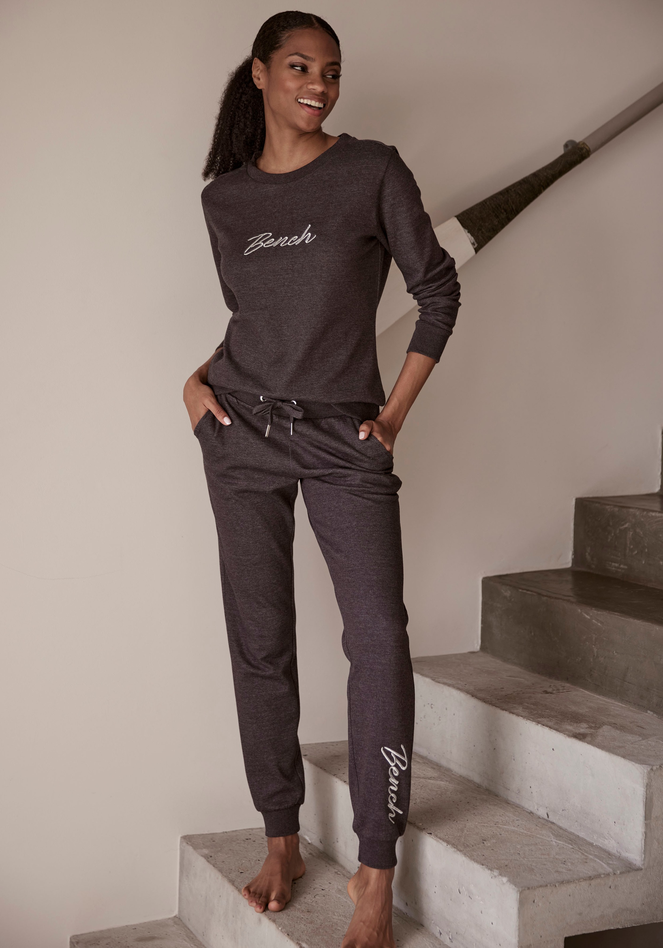 Bench. Loungewear Sweatshirt mit Loungewear, online glänzender Jelmoli-Versand »-Loungeshirt«, Loungeanzug Schweiz kaufen bei Logostickerei