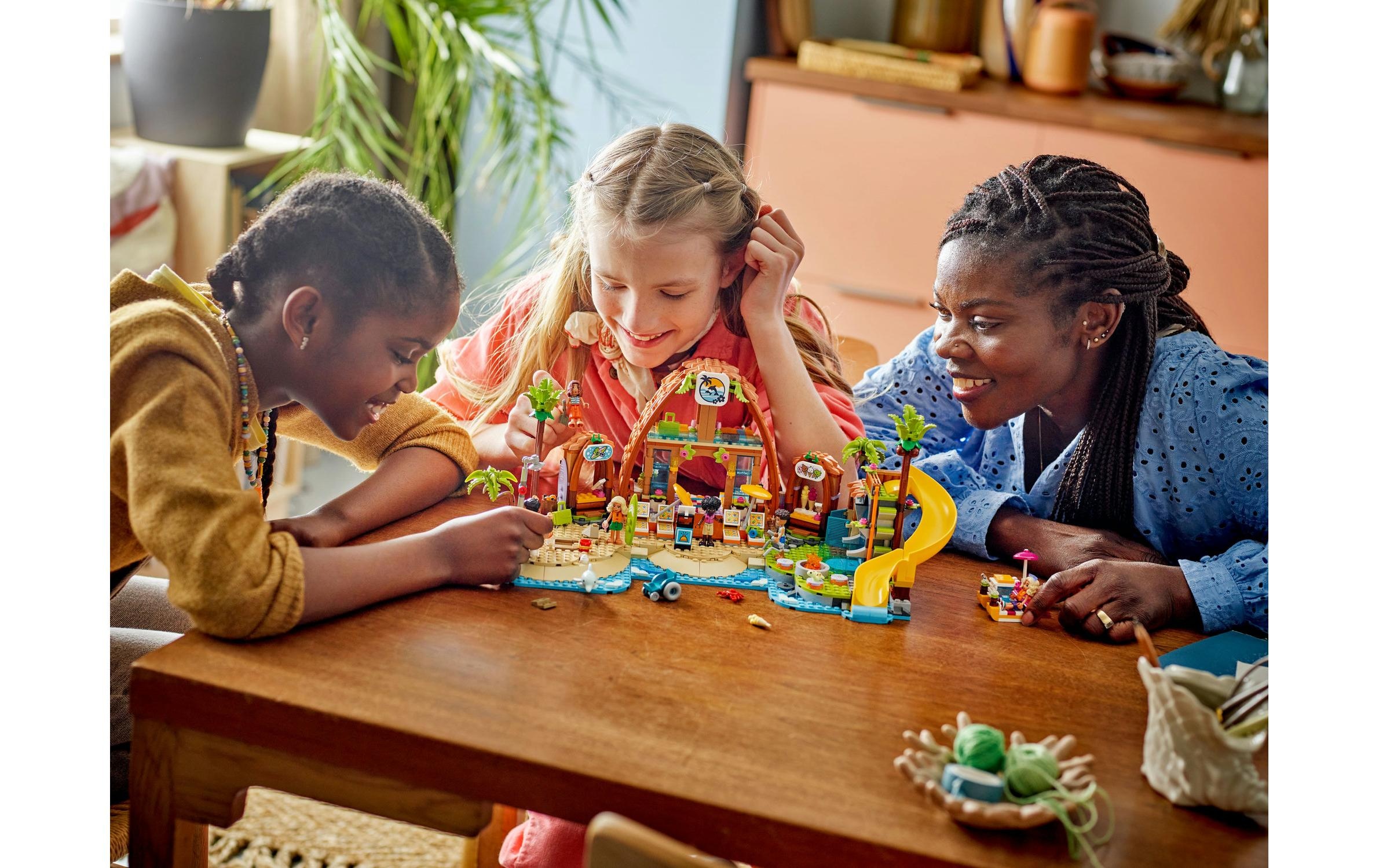 LEGO® Spielbausteine »Friends Familienurlaub im Strandresort 42673«, (1140 St.)