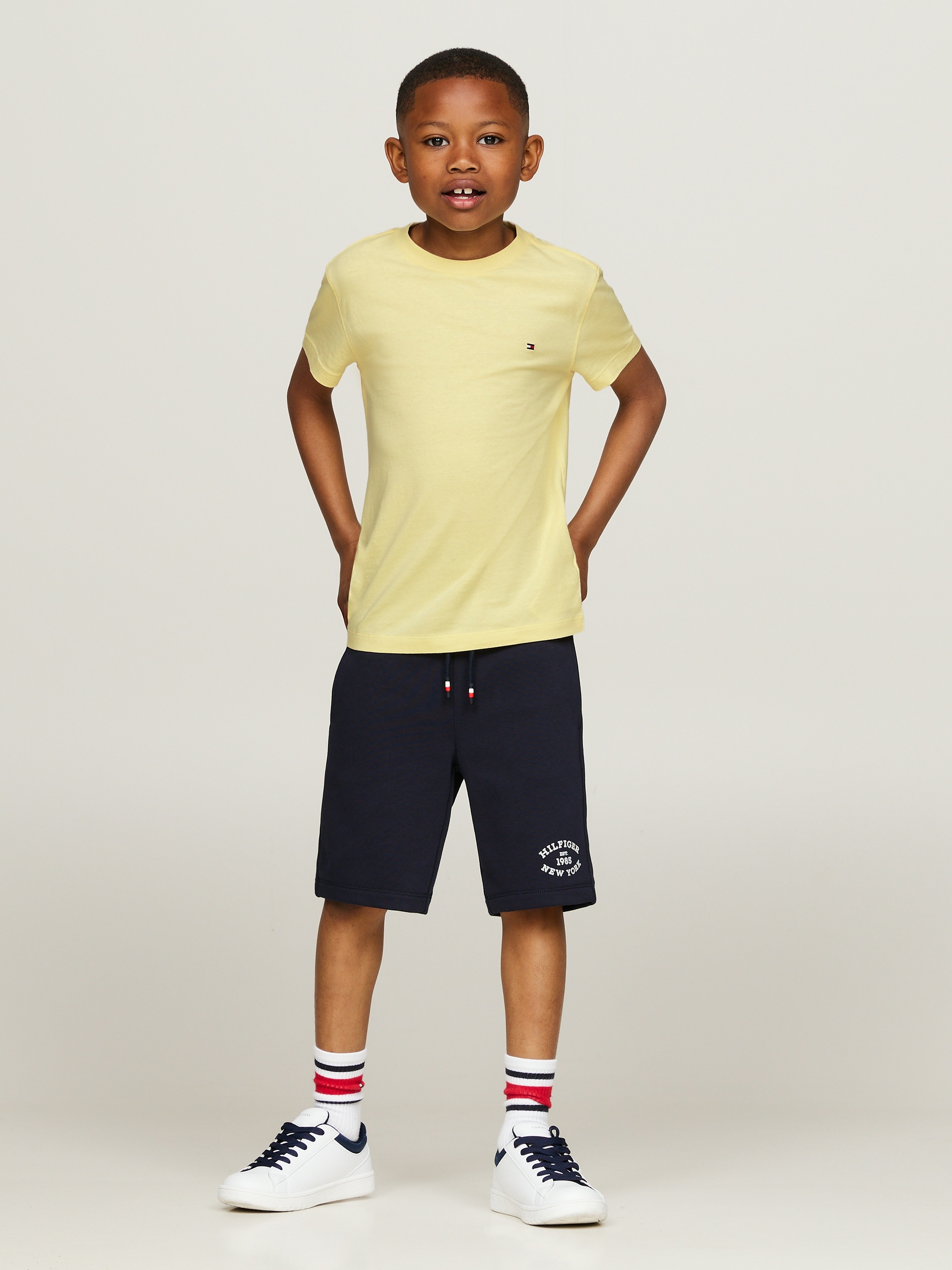 Tommy Hilfiger Kurzarmshirt »ESSENTIAL COTTON TEE S/S«, Kinder bis 16 Jahre mit Logostickerei