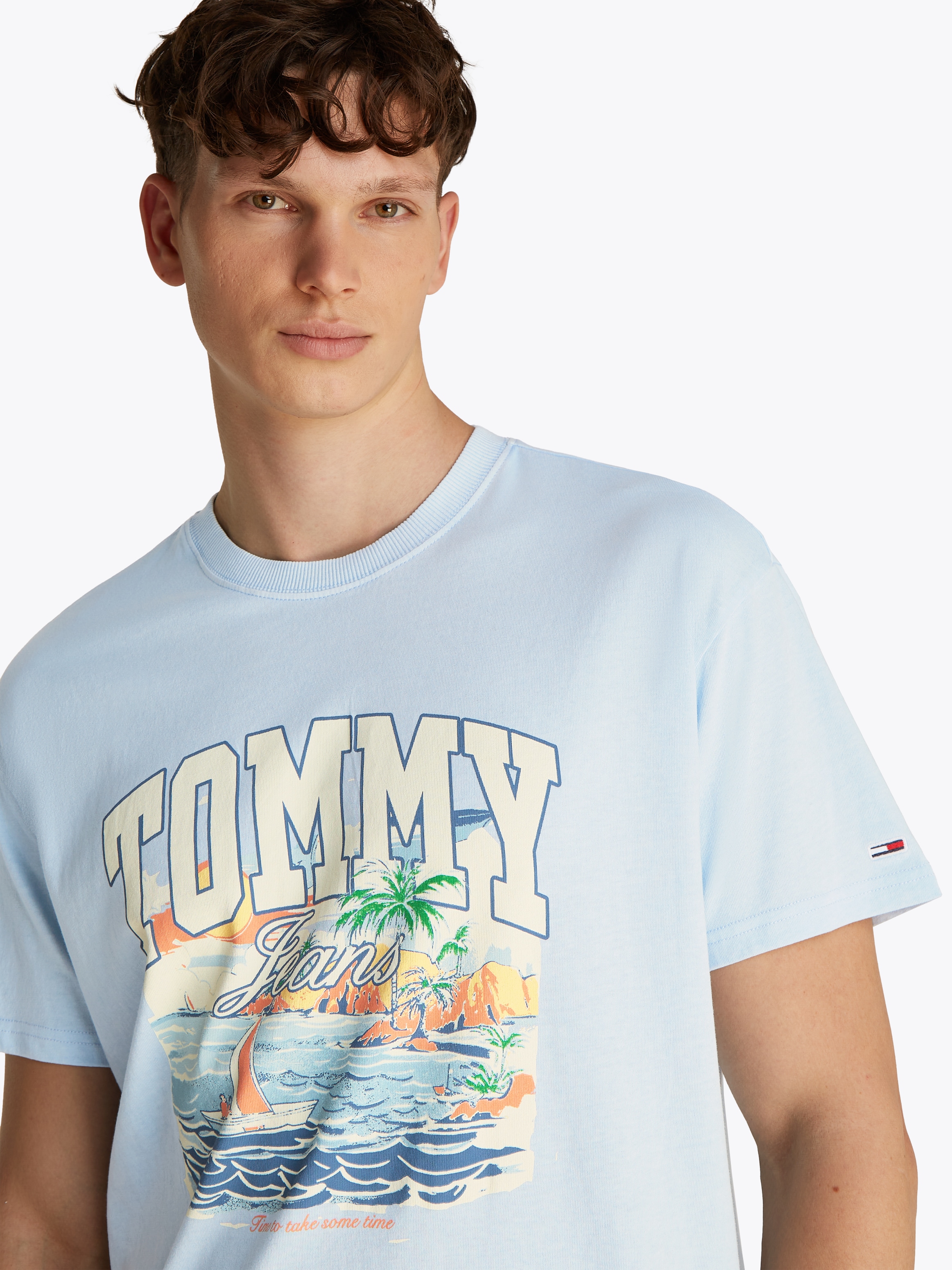 Tommy Jeans T-Shirt »TJM RLX ARCH SAILING SS TEE EXT«, mit grossem, mehrfarbigen Print auf der Brust