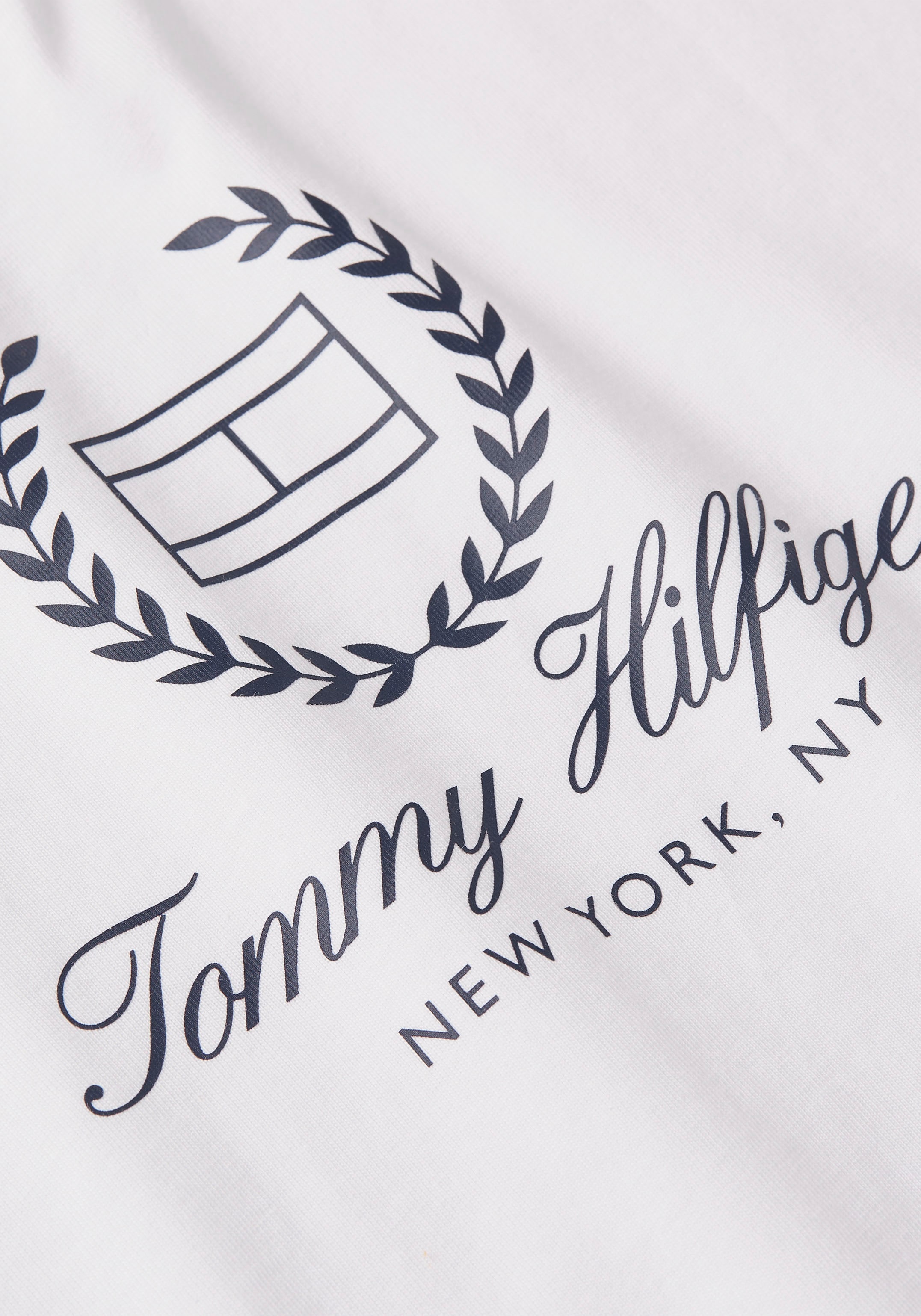 Tommy Hilfiger T-Shirt »SLIM FLAG SCRIPT TEE SS«, mit Logodruck auf der Brust