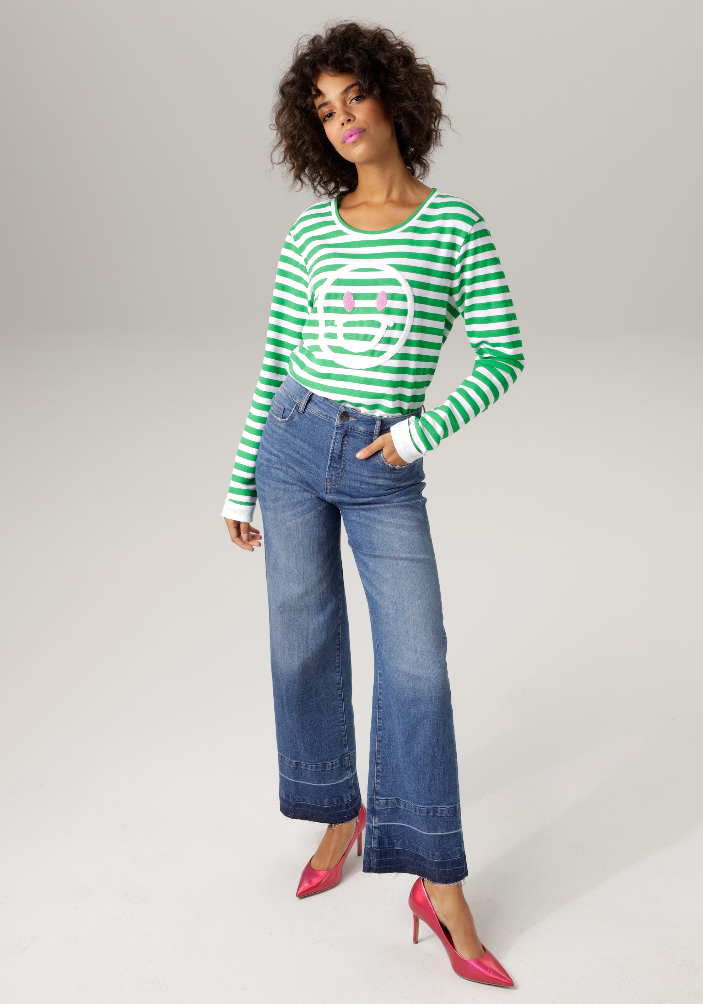 mit | online fröhlicher Sweatshirt, CASUAL Jelmoli-Versand bestellen Aniston Smiley-Applikation