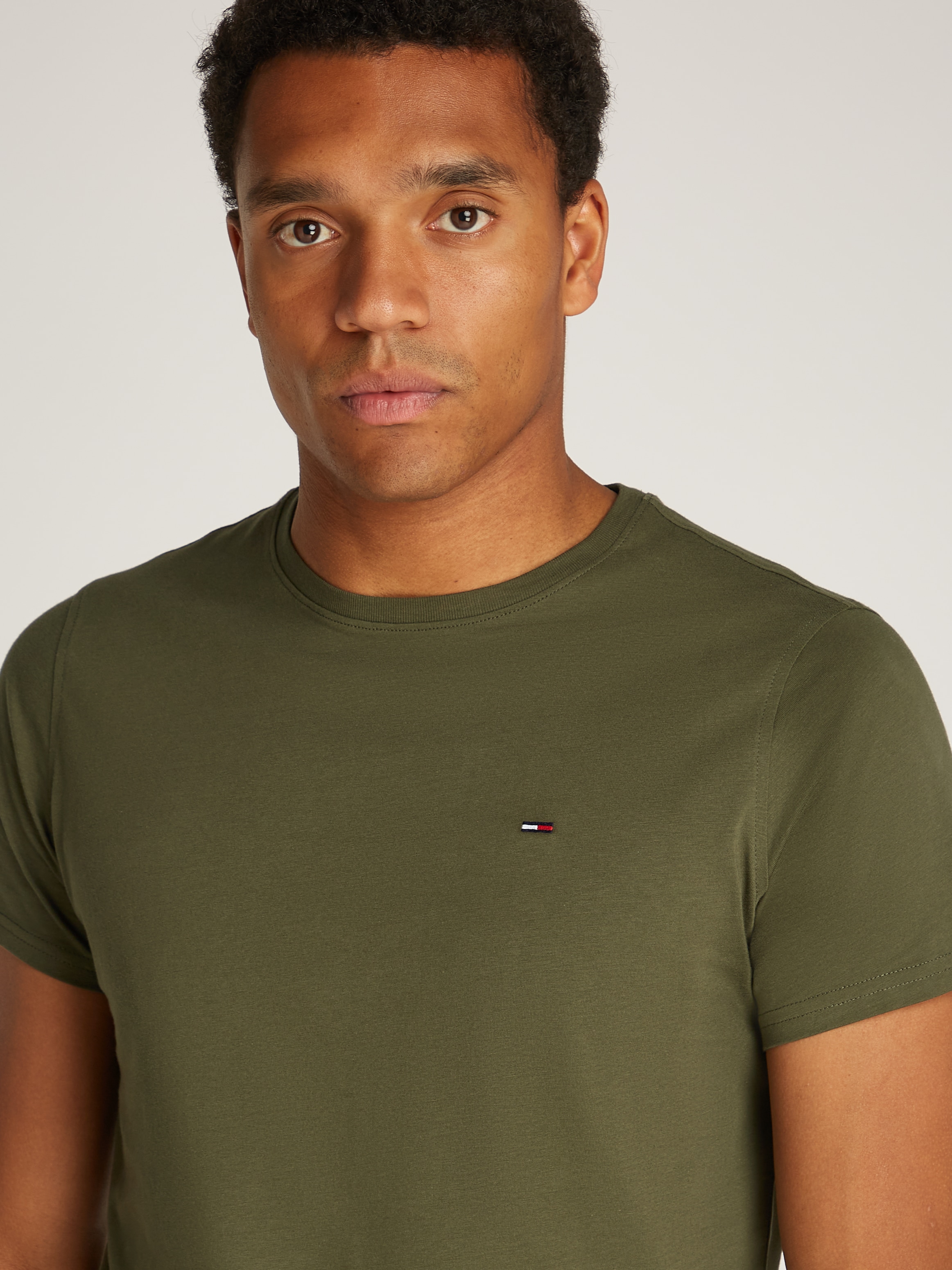 Tommy Jeans T-Shirt »TJM ESSENTIAL SOLID TEE«, mit Rundhalsausschnitt und dezenter Logo-Flag