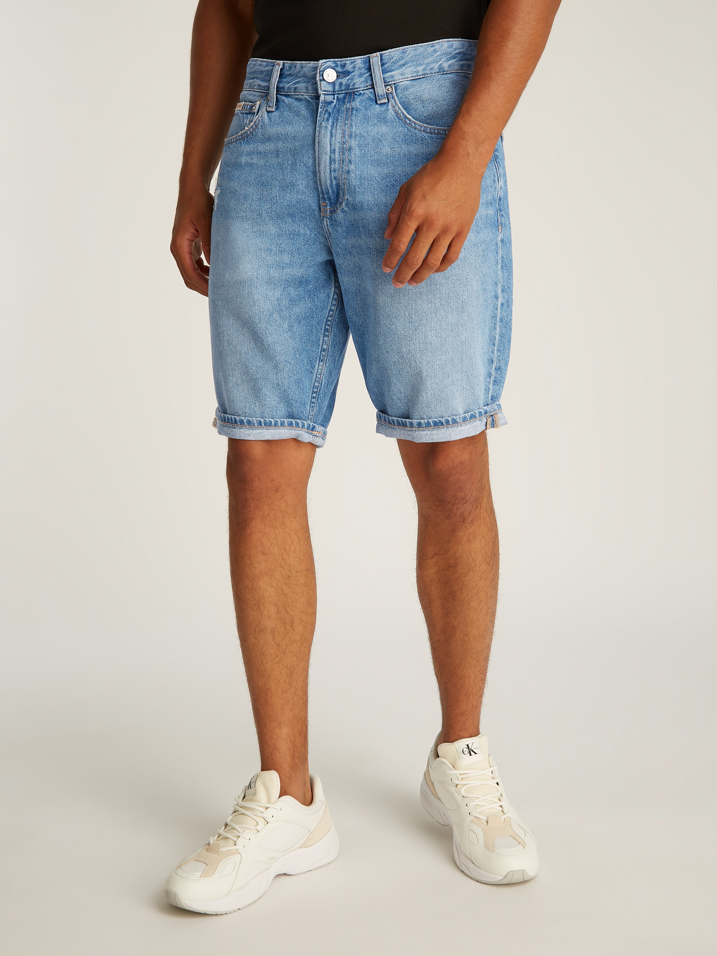 Calvin Klein Jeans Shorts »REGULAR SHORT« in mittelblauer Waschung