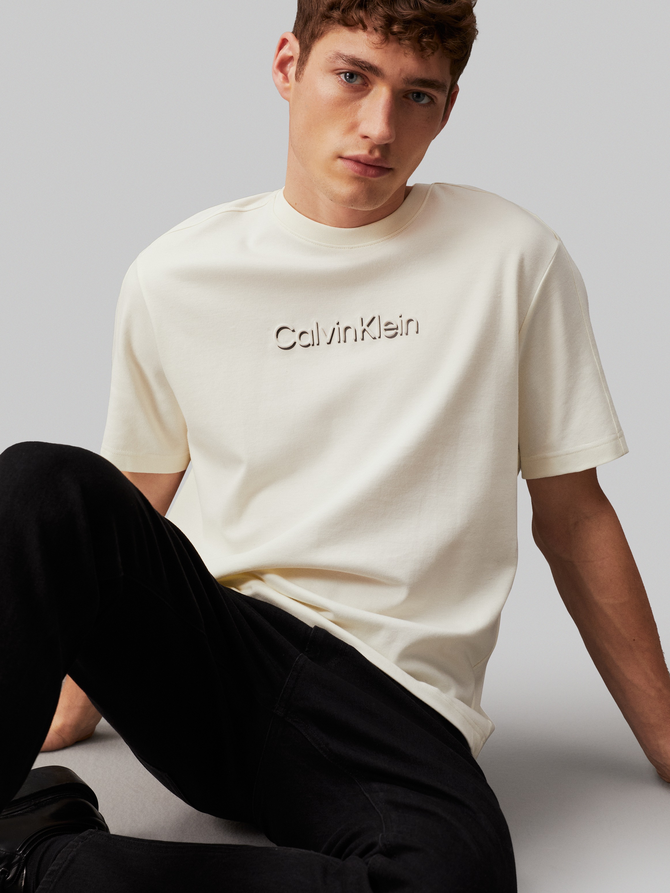 Calvin Klein T-Shirt »SHADOW EMBOSSED LOGO T-SHIRT«, mit Logoschriftzug