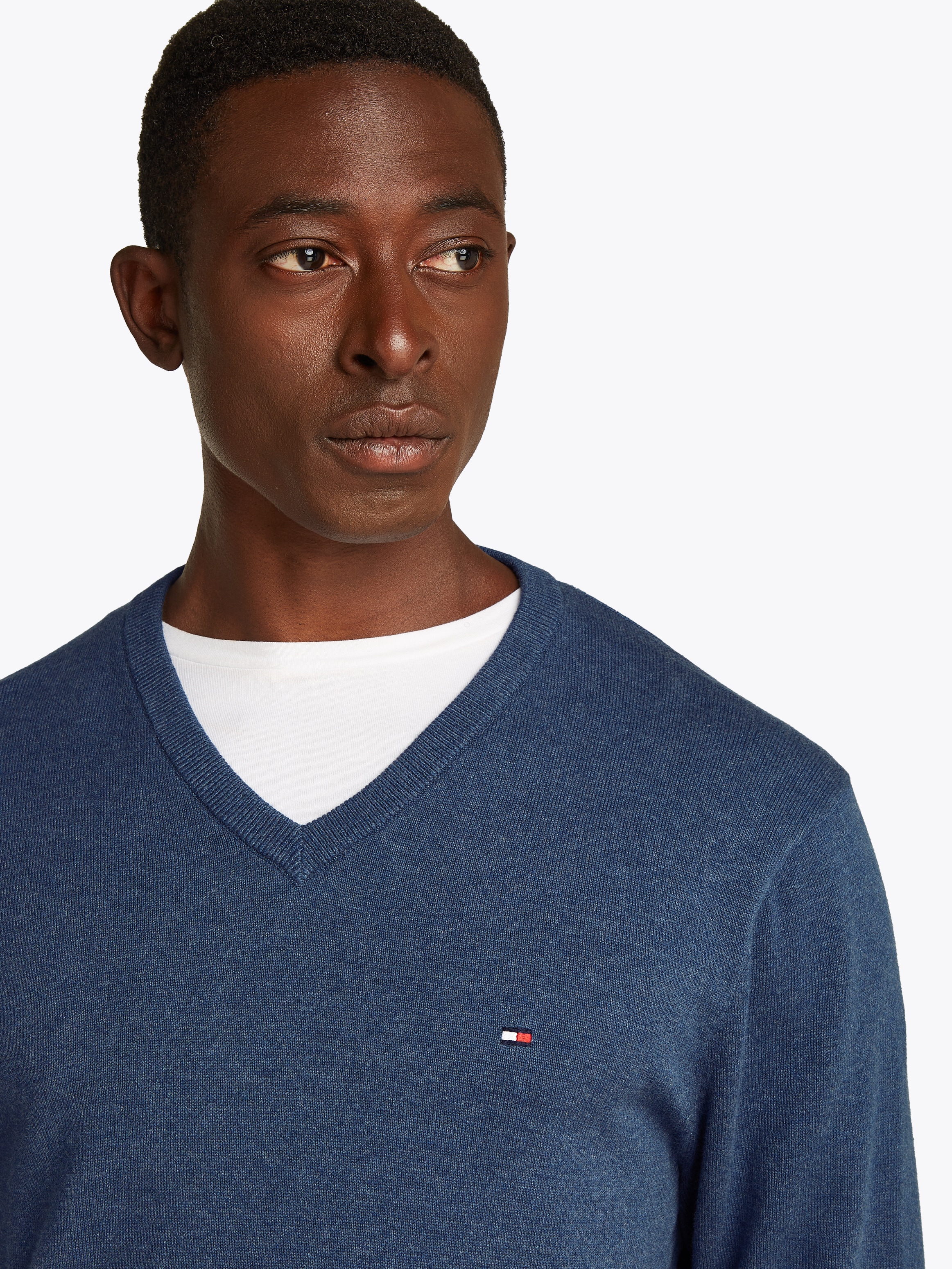 Tommy Hilfiger Strickpullover »ESSENTIAL COTTON V NECK mit V-Ausschnitt und Stickerei«, unifarben, casual, regular fit, Baumwolle, V-Ausschnitt