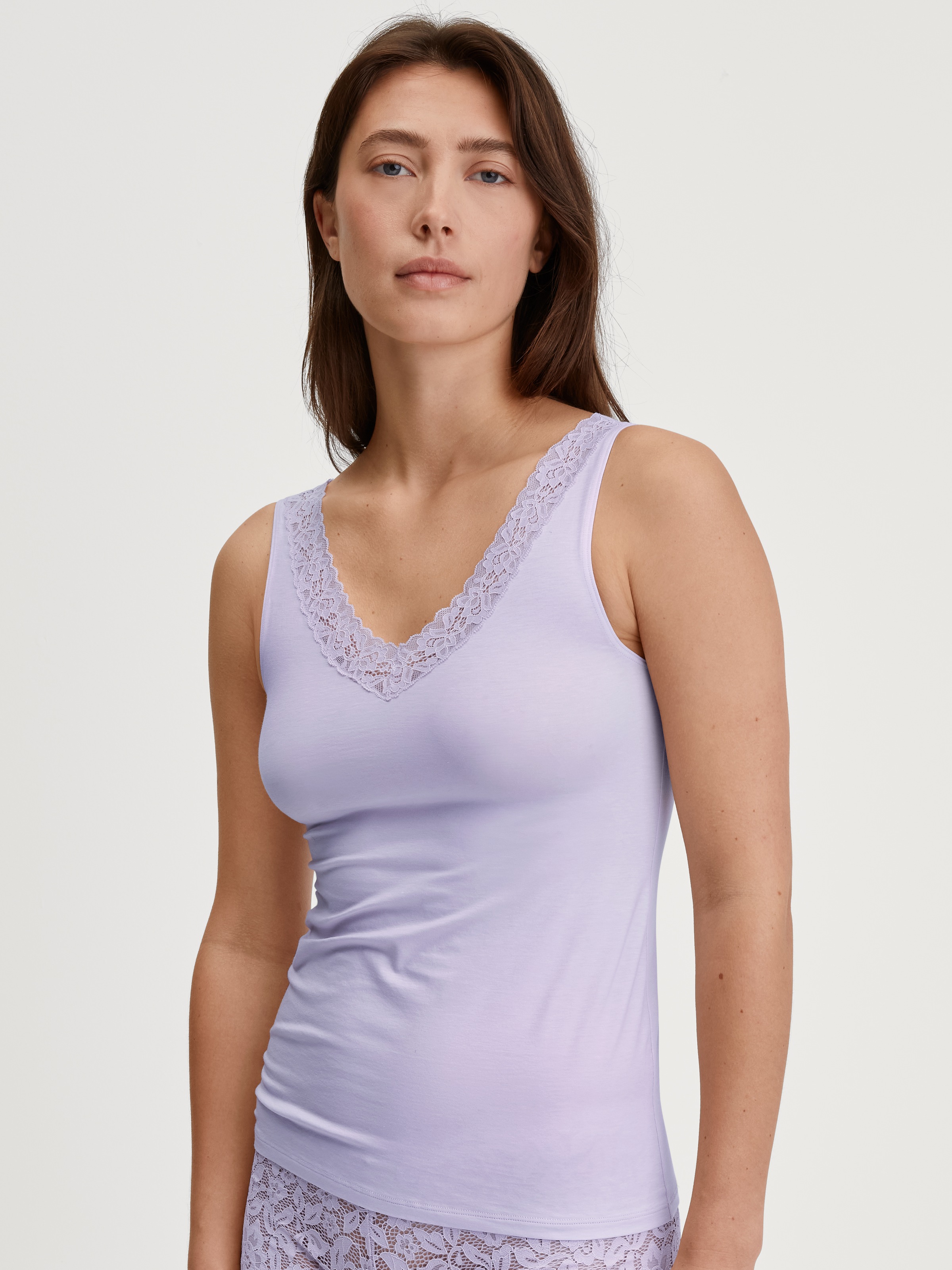 CALIDA Tanktop »Natural Comfort Lace« elastisch, V-Ausschnitt, weiche Spitze, breite Träger