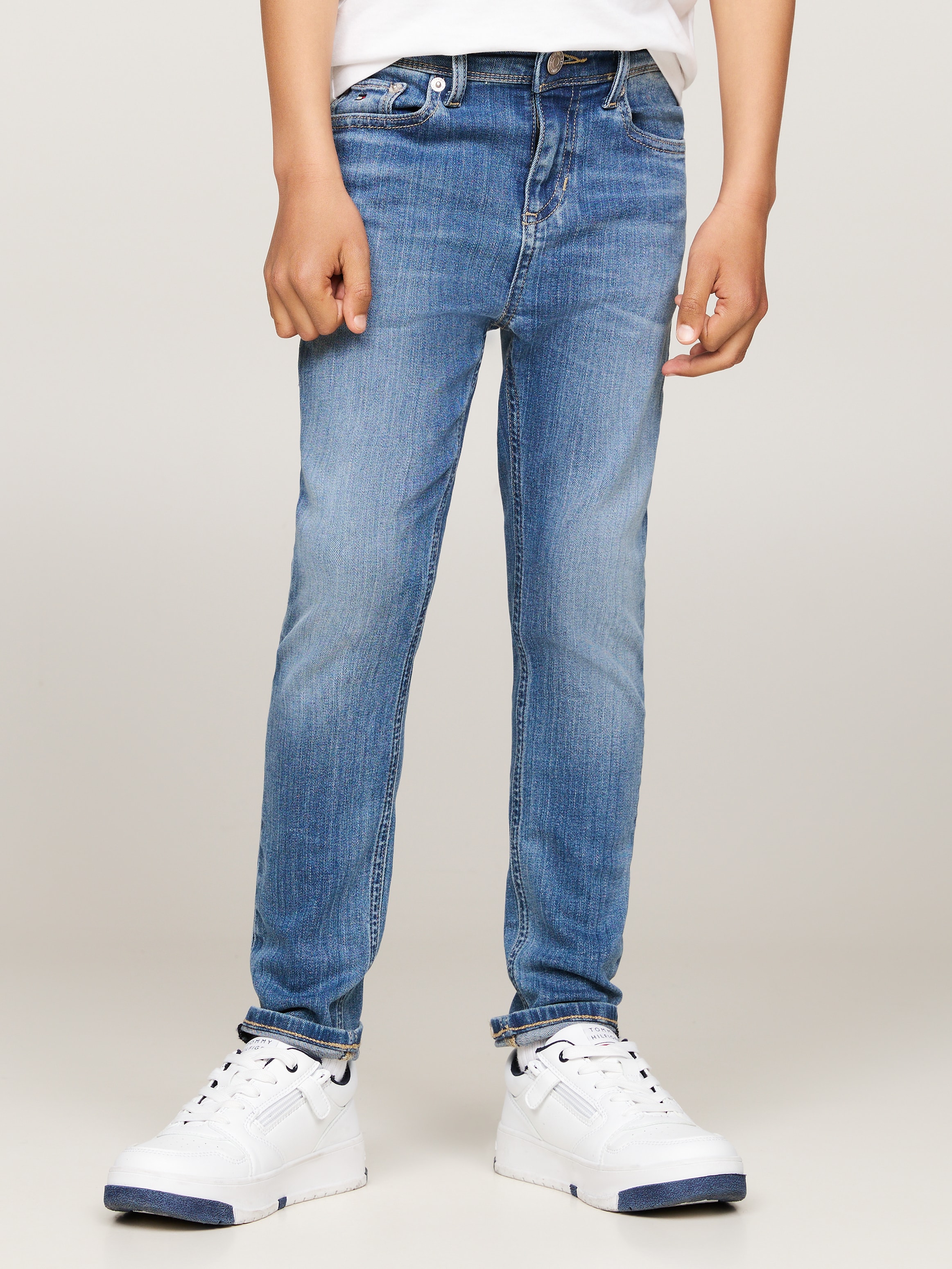 TOMMY HILFIGER Skinny-fit-Jeans »SCANTON Y MID BLUE WASH DENIM«, Kinder bis 16 Jahre mit Logostickerei