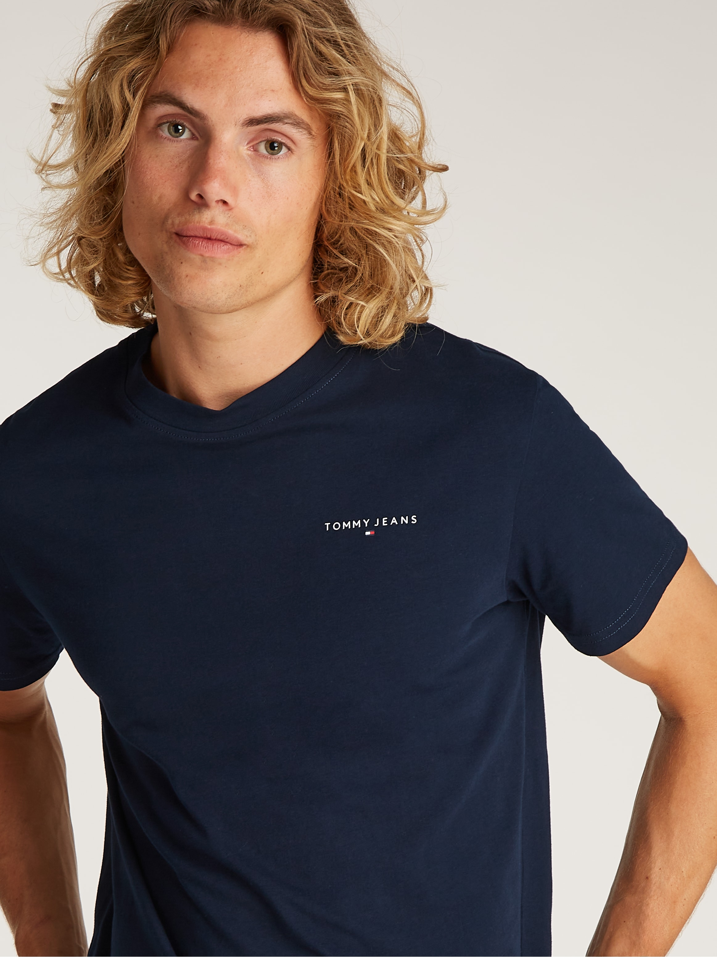 Tommy Jeans T-Shirt »TJM SLIM LINEAR CHEST SS TEE EXT«, mit Logodruck