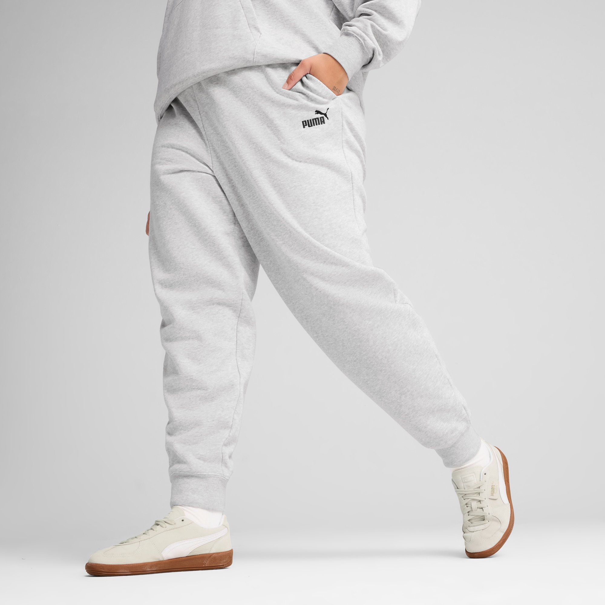 PUMA Trainingshose »ESS SMALL NO. 1 LOGO STANDARD HIGH-WAIST SWEATPANTS FL CL« mit hohem Bund, mit seitlichen Eingrifftaschen, mit geripptem Bund