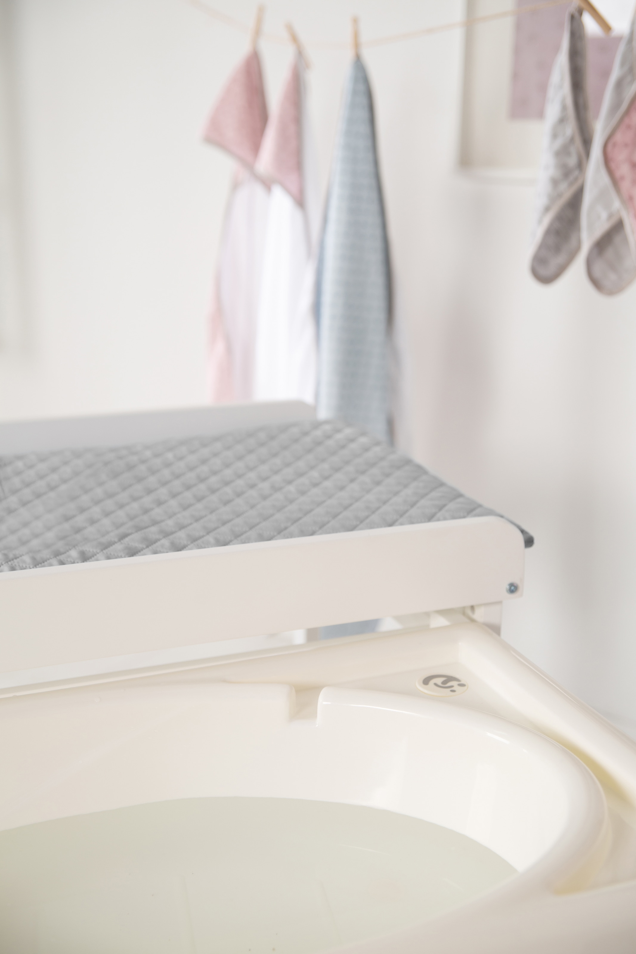 roba® Bade- und Wickelregal »Style, Baby Pool, weiss«, bis 11 kg, inkl. herausziehbarer Badewanne und Wickelauflage silbergrau, 58 cm