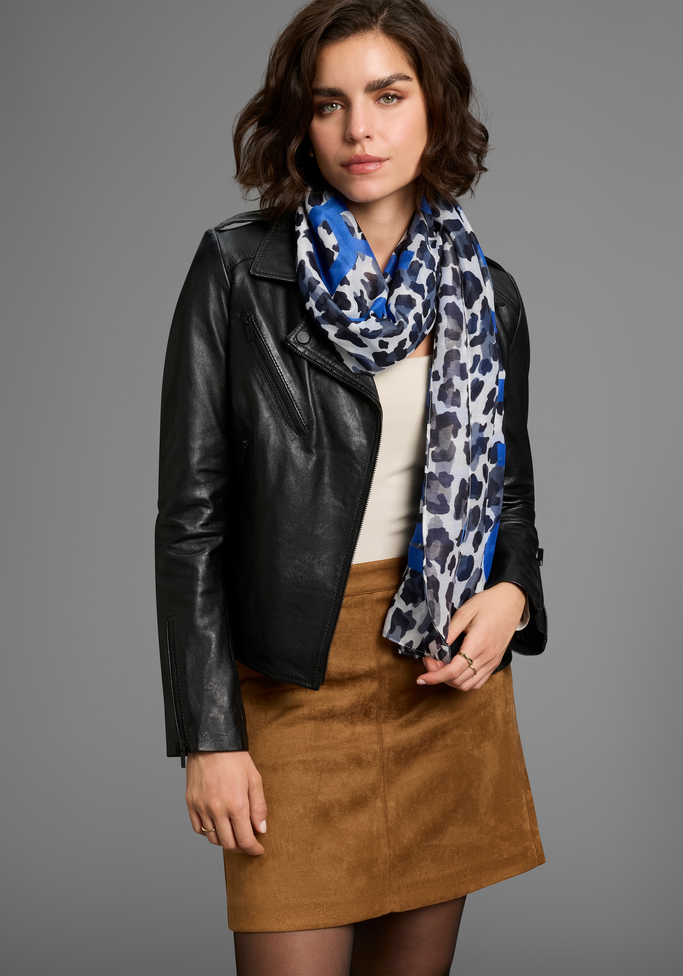 Laura Scott Modetuch, in Schalform mit trendigem Leo-Allover- & leuchtendem Schriftzug - NEW