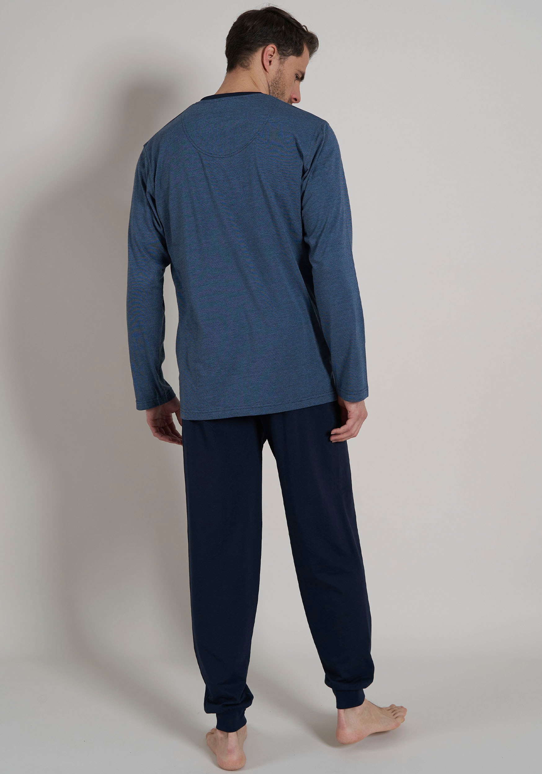 bugatti Pyjama, (2 tlg.), V-Ausschnitt, Langarm, lange Hose, bequem, Baumwollmix