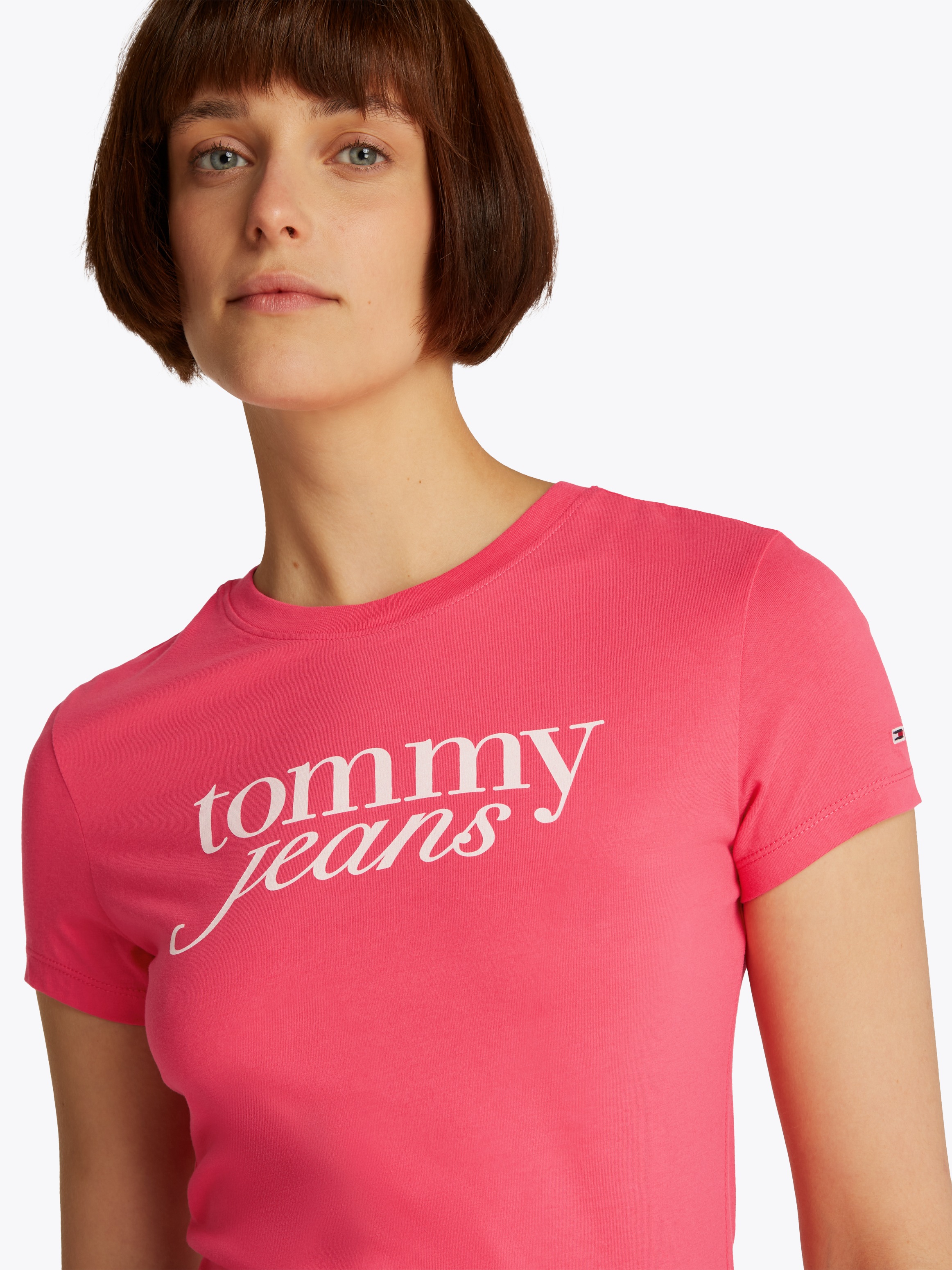 Tommy Jeans Curve Rundhalsshirt »Shirt TJW SLIM ESSENTIAL«, in Grossen Grössen, Logo-Print auf Brusthöhe, mit Logostickerei