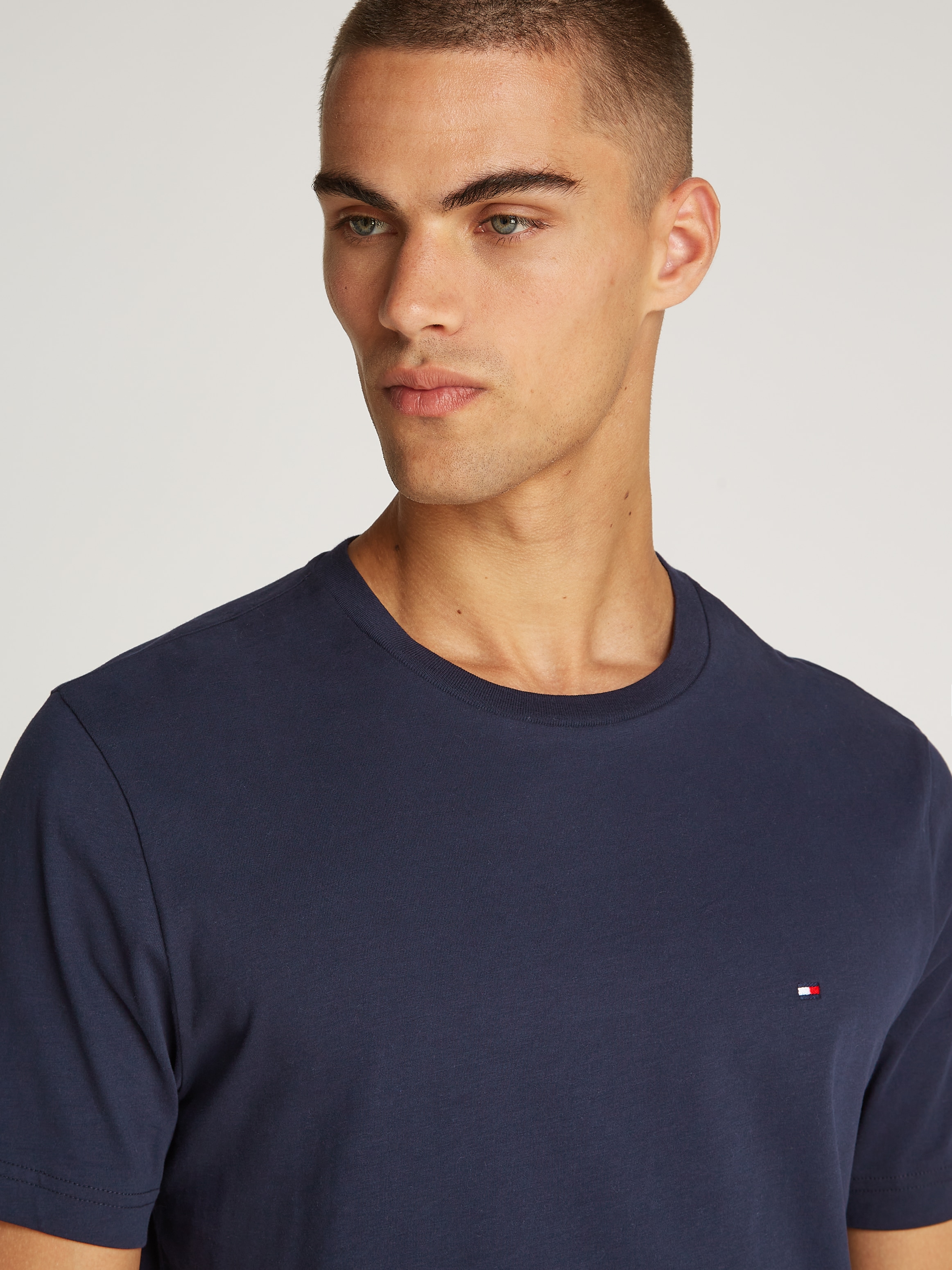 Tommy Hilfiger T-Shirt »ESSENTIAL REG FIT SOLID TEE«, mit Rundhalsausschnitt