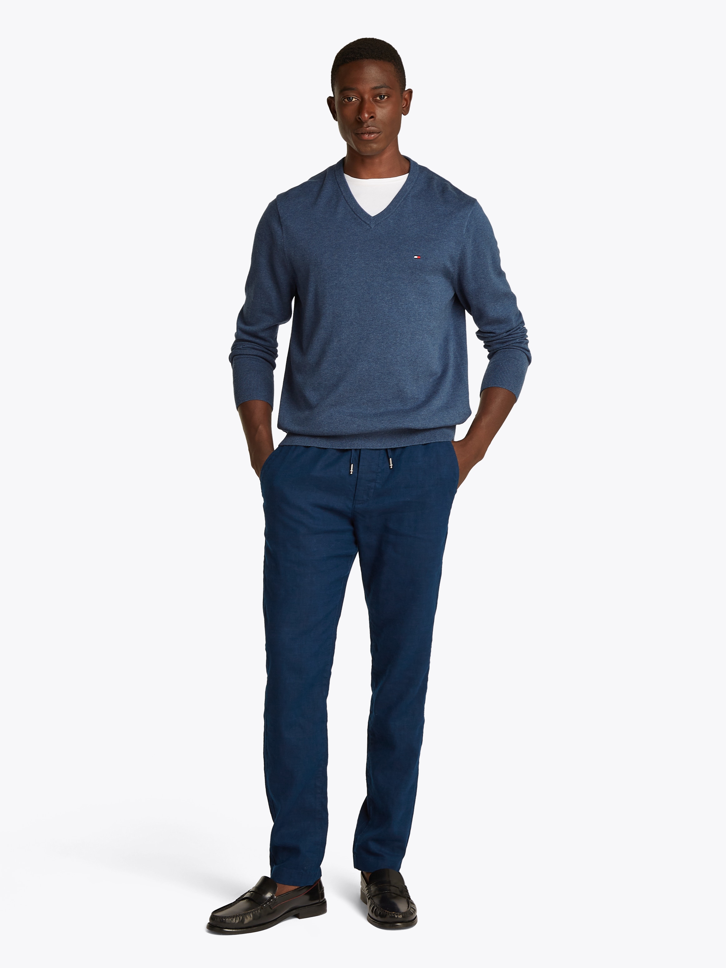 Tommy Hilfiger Strickpullover »ESSENTIAL COTTON V NECK mit V-Ausschnitt und Stickerei«, unifarben, casual, regular fit, Baumwolle, V-Ausschnitt