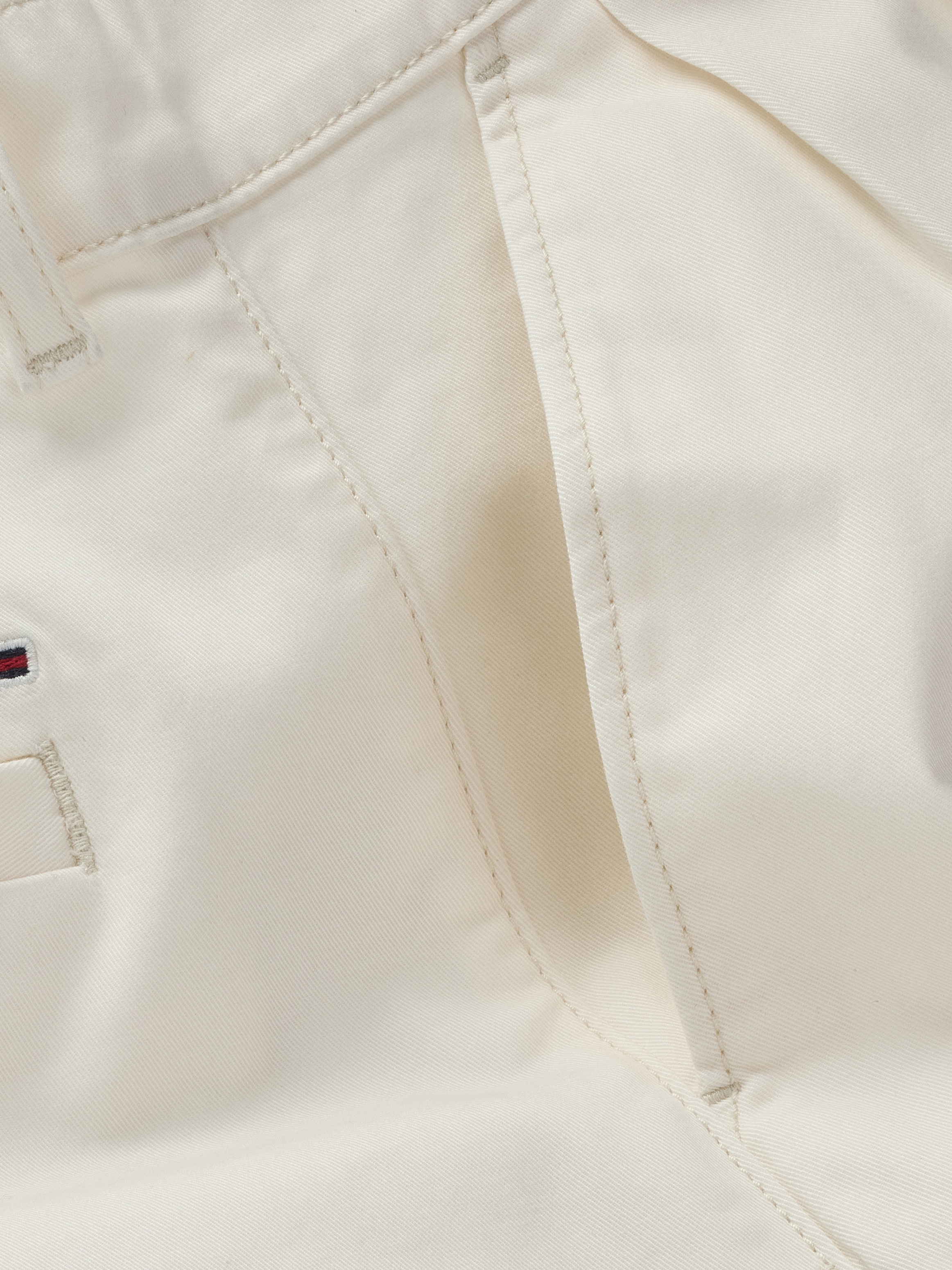Tommy Jeans Chinoshorts »TJW CLAIRE HR PLEATED SHORT«, mit Bundfalten, mit Logostickerei