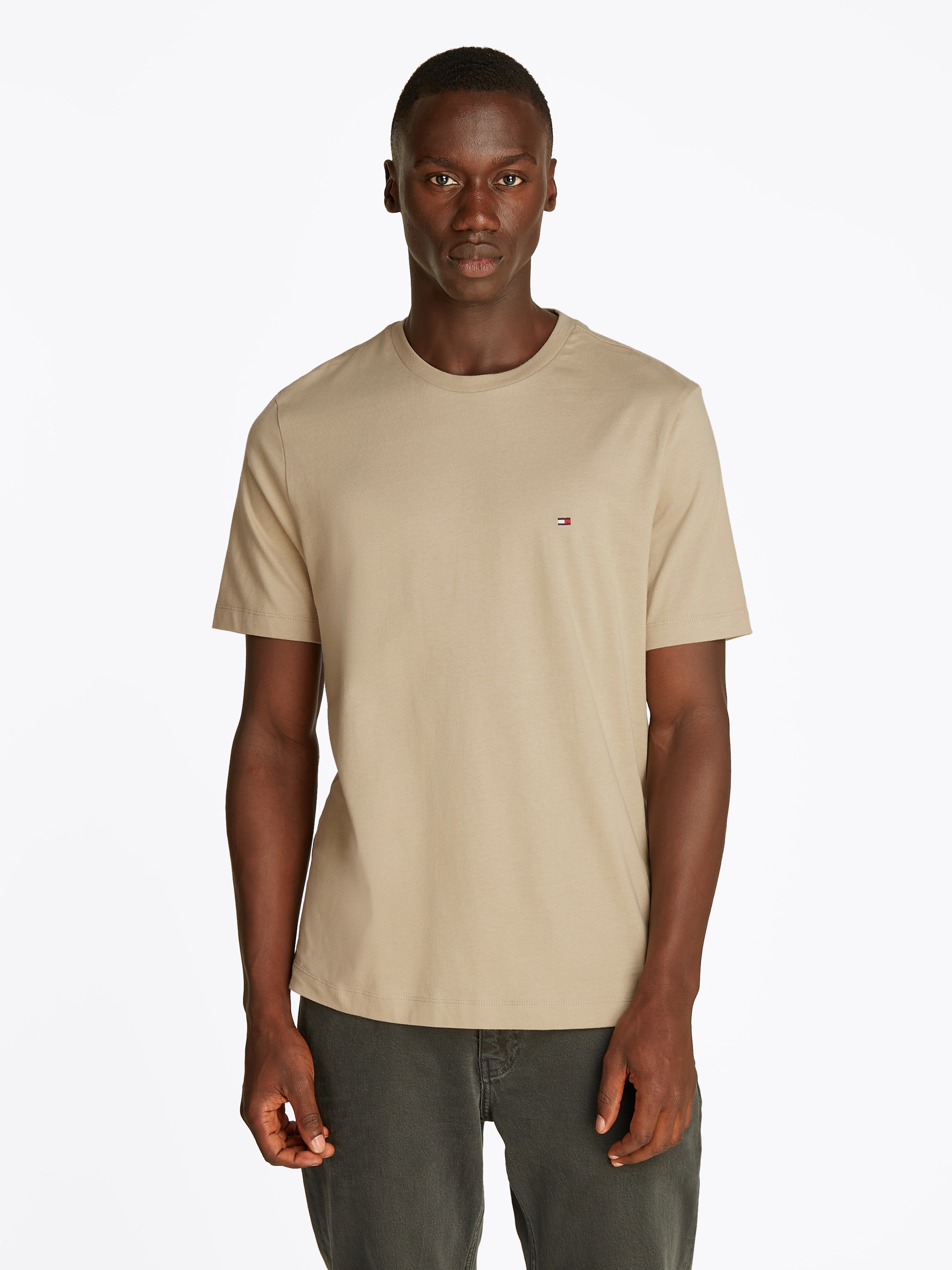 Tommy Hilfiger T-Shirt »ESSENTIAL REG FIT SOLID TEE mit Stickerei und Rundhals«, unifarben, casual, regular fit, Baumwolle, Rundhals
