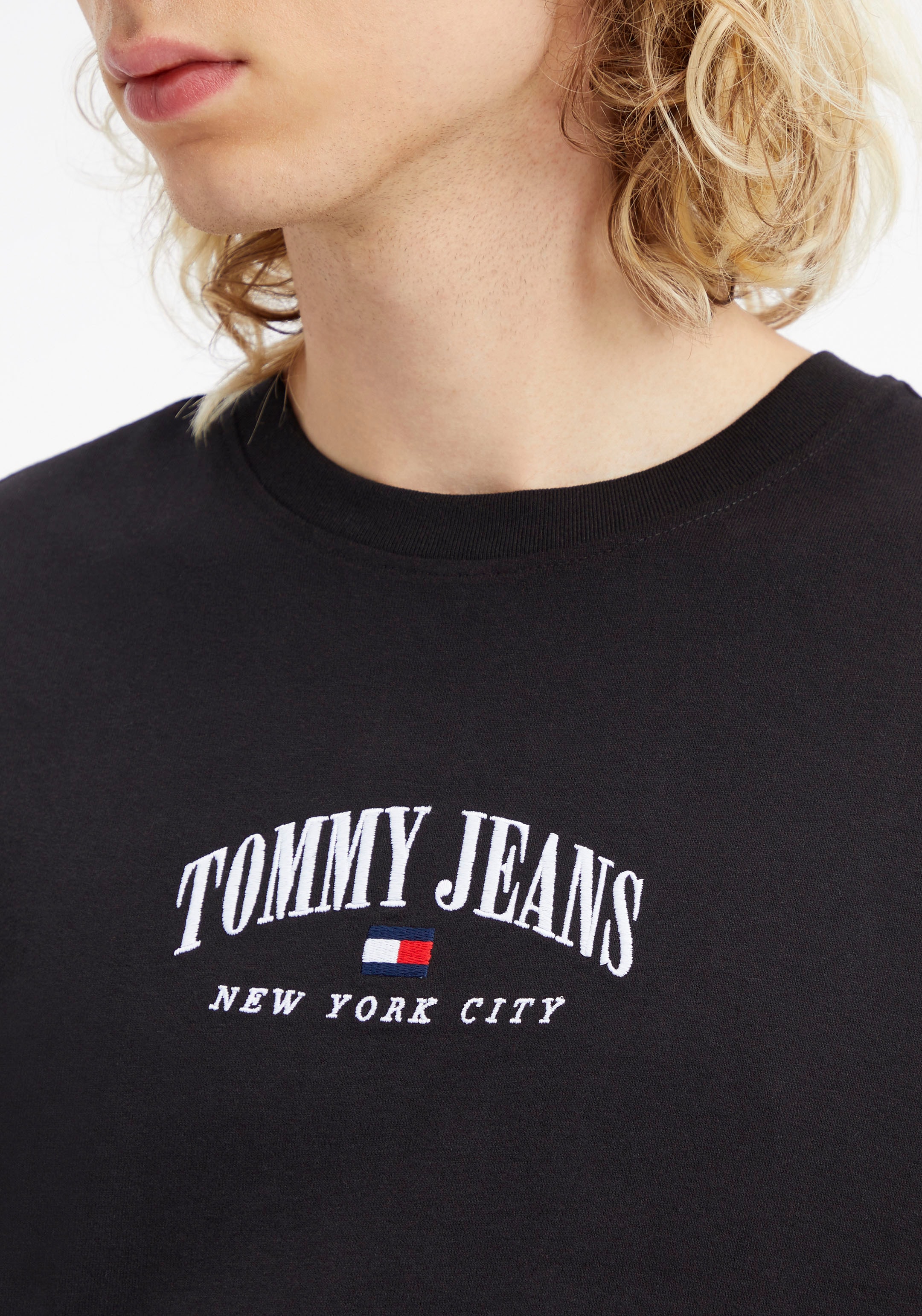 Tommy Jeans T-Shirt »TJM CLSC mit | bestellen TEE«, SMALL Logostickerei Jelmoli-Versand online VARSITY