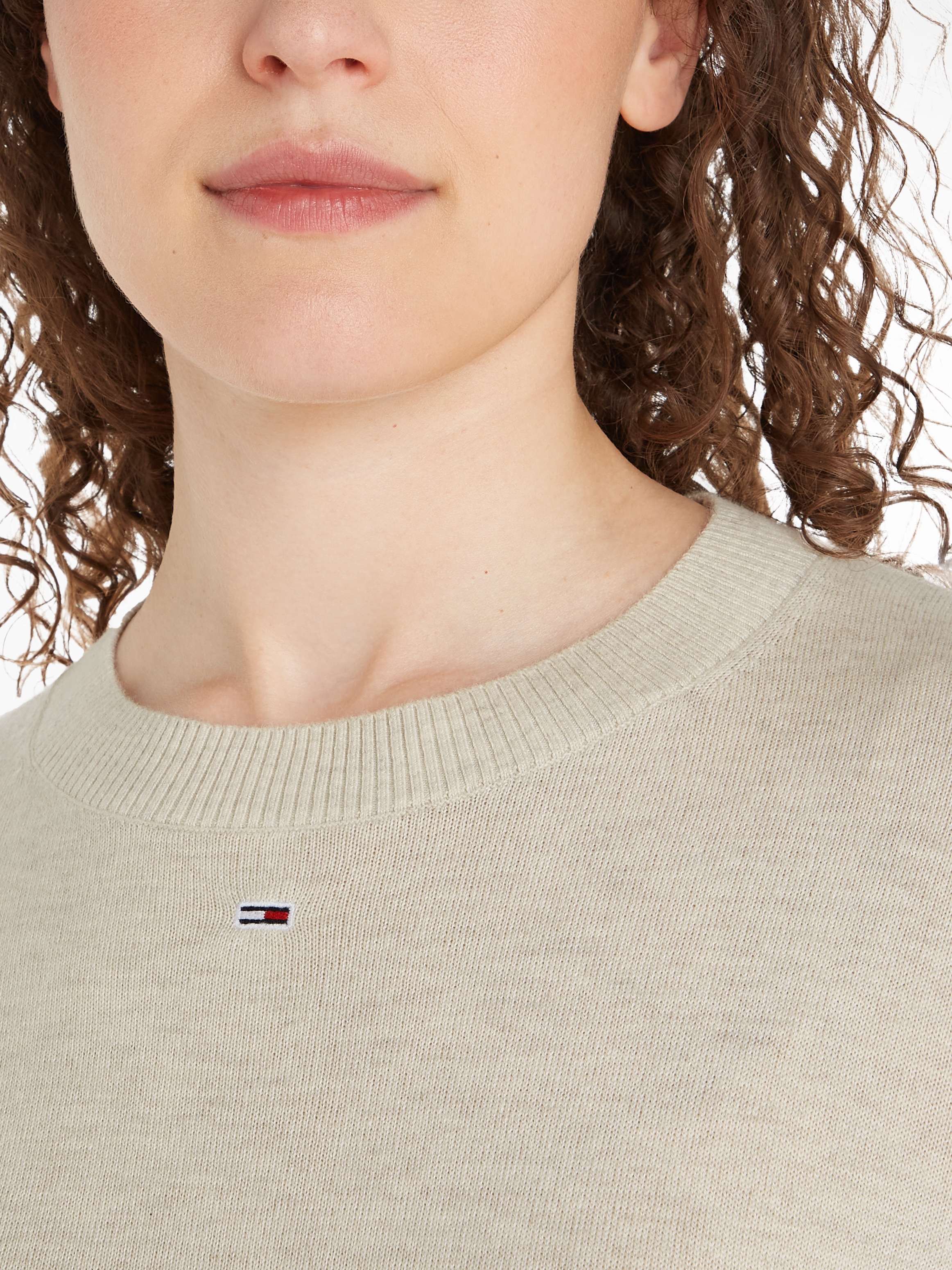 Tommy Jeans Strickpullover »TJW ESSENTIAL CREW NECK SWEATER«, mit Logostickerei