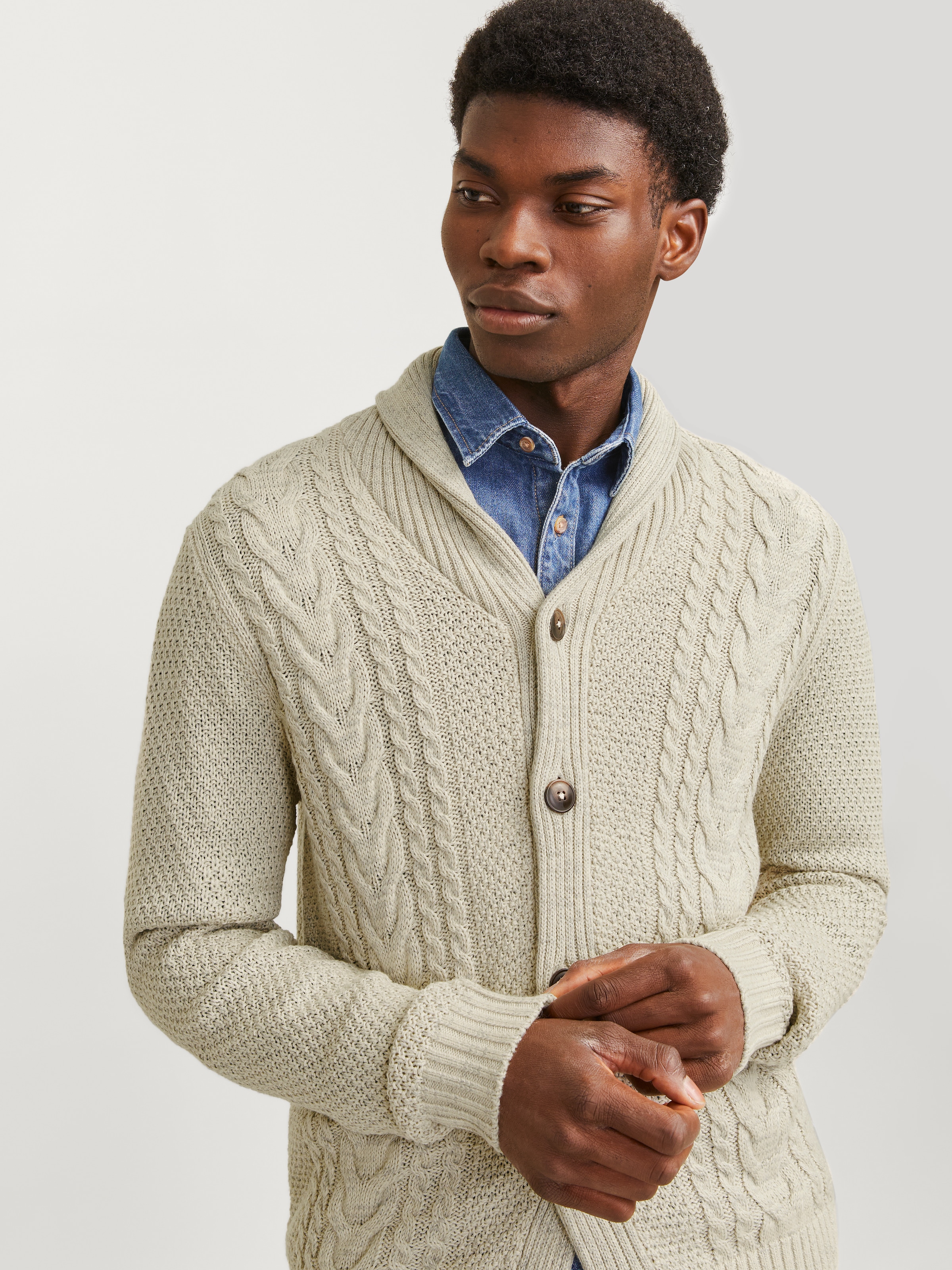 Jack & Jones Strickjacke »JJCRAIG KNIT SHAWL NECK AW24«, mit Schalkragen und Zopfmuster