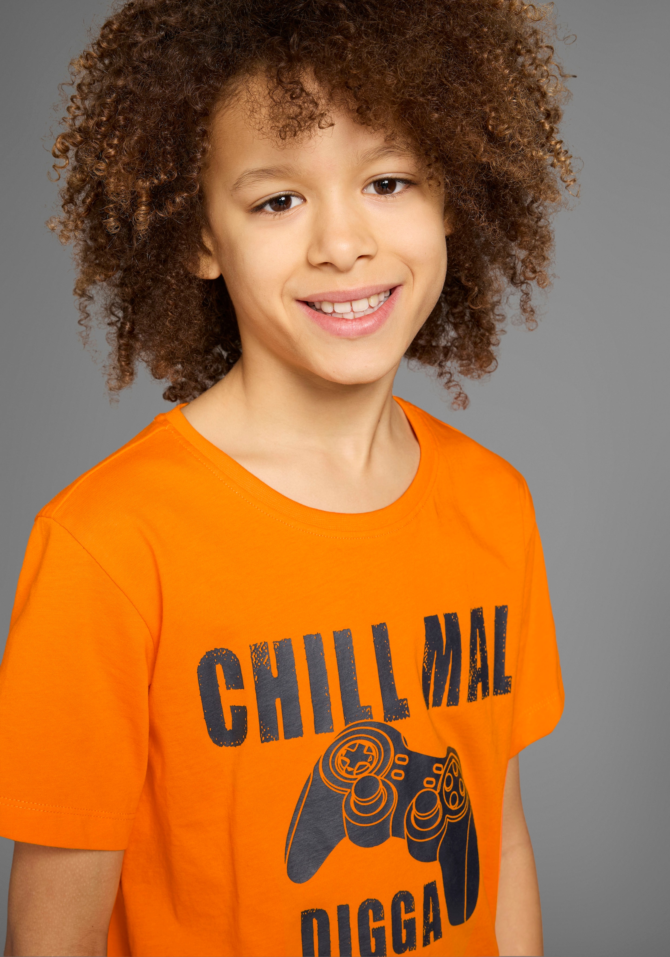 KIDSWORLD T-Shirt »Mit Spruch: CHILL MAL«, Kurzarm, Basic-Stil, mit coolen Schriftzügen, Rundhalsausschnitt