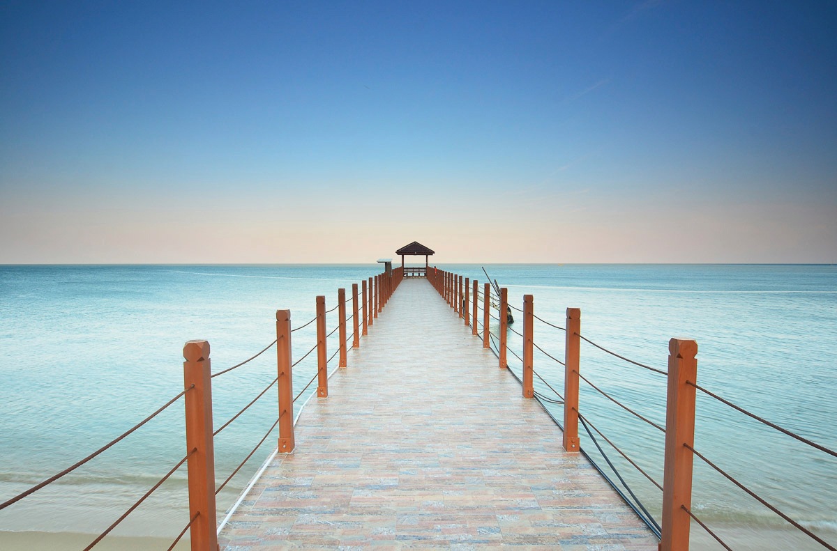 Papermoon Fototapete »Steg im Wasser«