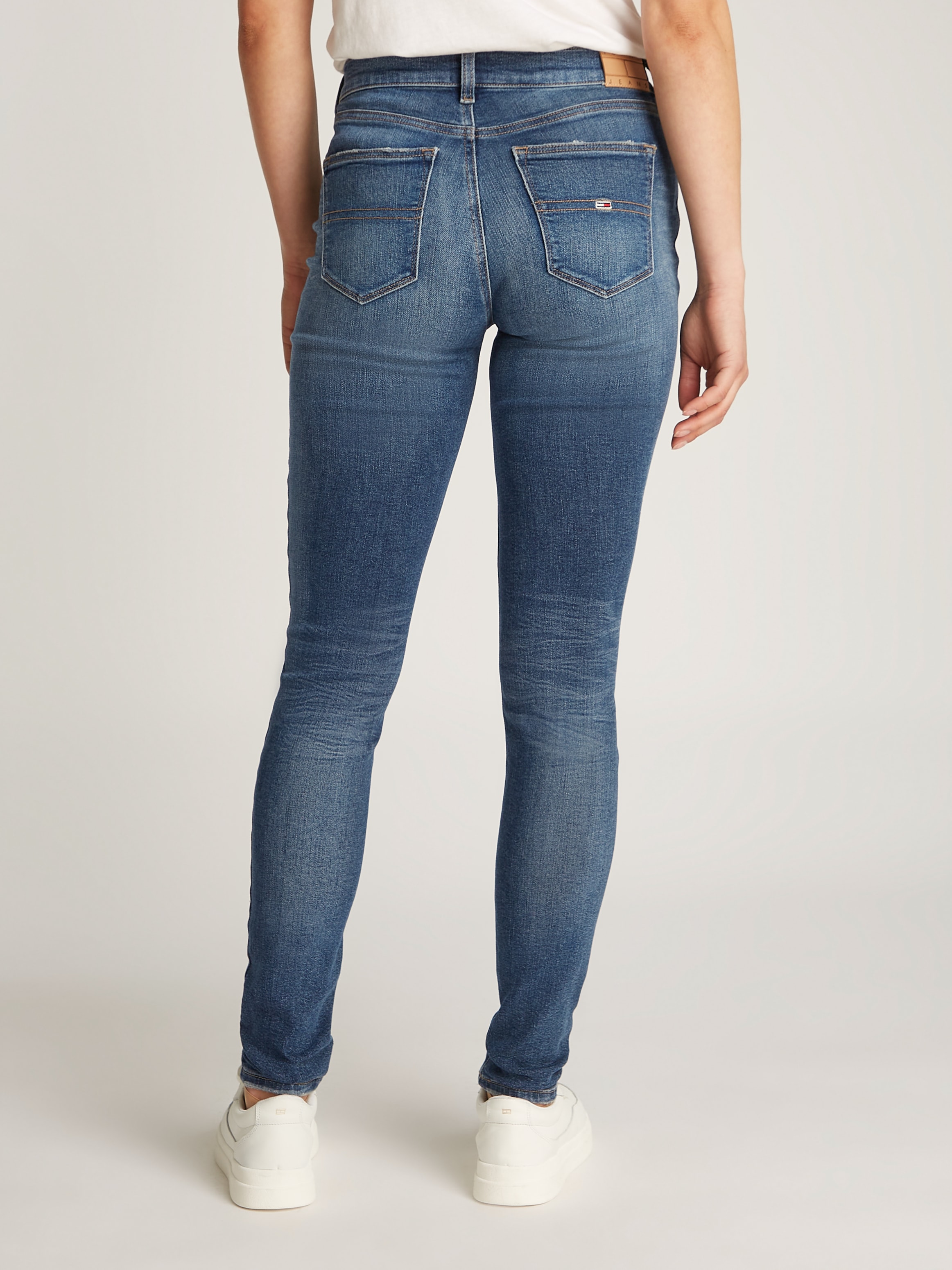 Tommy Jeans Skinny-fit-Jeans »Nora Mid Rise Skinny Fit«, mit Waschung, mit Logo-Badge